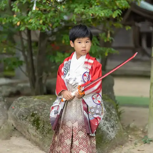 【福岡県糟屋郡宇美町で七五三撮影】５歳の男子です。宇美八幡宮は撮影スポットが豊富で、どこを切り取っても素敵な一枚になる魅力的な神社です。また、「宇美＝産み＝生み」との由来から、「子宝・安産」のご利益で知られる神社でもあります。2