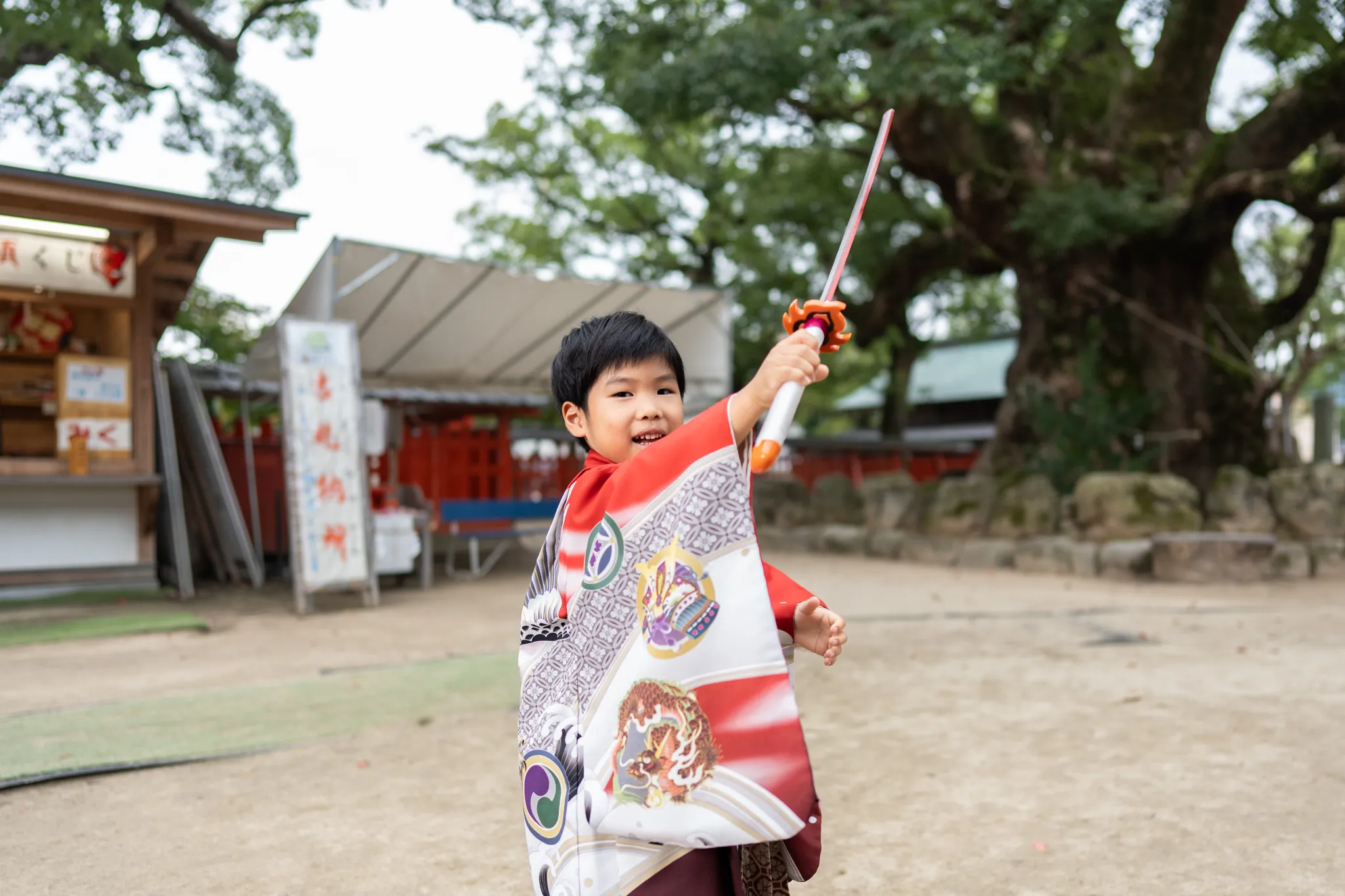 【福岡県糟屋郡宇美町で家族写真撮影】５歳の男子です。宇美八幡宮は撮影スポットが豊富で、どこを切り取っても素敵な一枚になる魅力的な神社です。また、「宇美＝産み＝生み」との由来から、「子宝・安産」のご利益で知られる神社でもあります。1