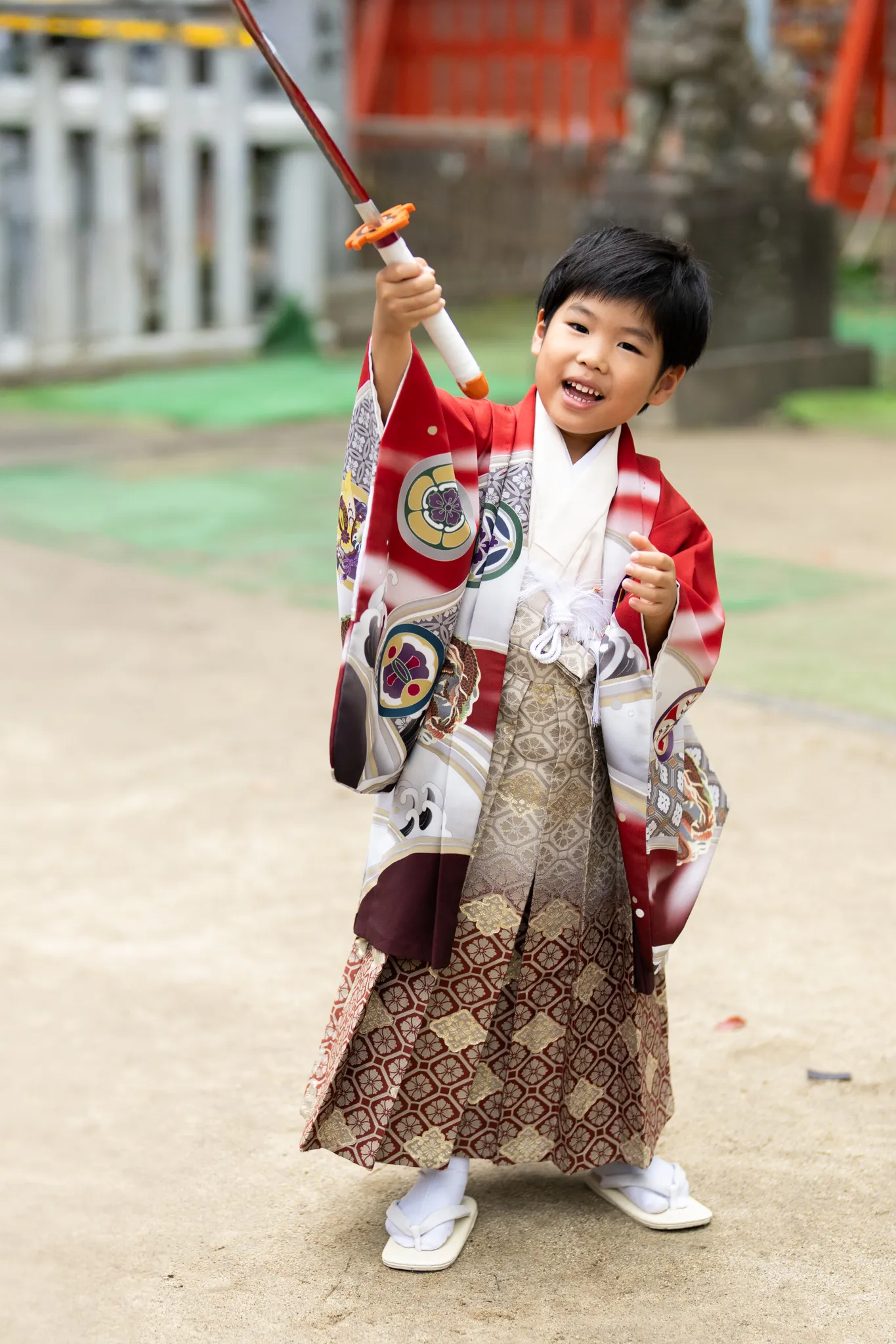 【福岡県糟屋郡宇美町で家族写真撮影】５歳の男子です。宇美八幡宮は撮影スポットが豊富で、どこを切り取っても素敵な一枚になる魅力的な神社です。また、「宇美＝産み＝生み」との由来から、「子宝・安産」のご利益で知られる神社でもあります。4