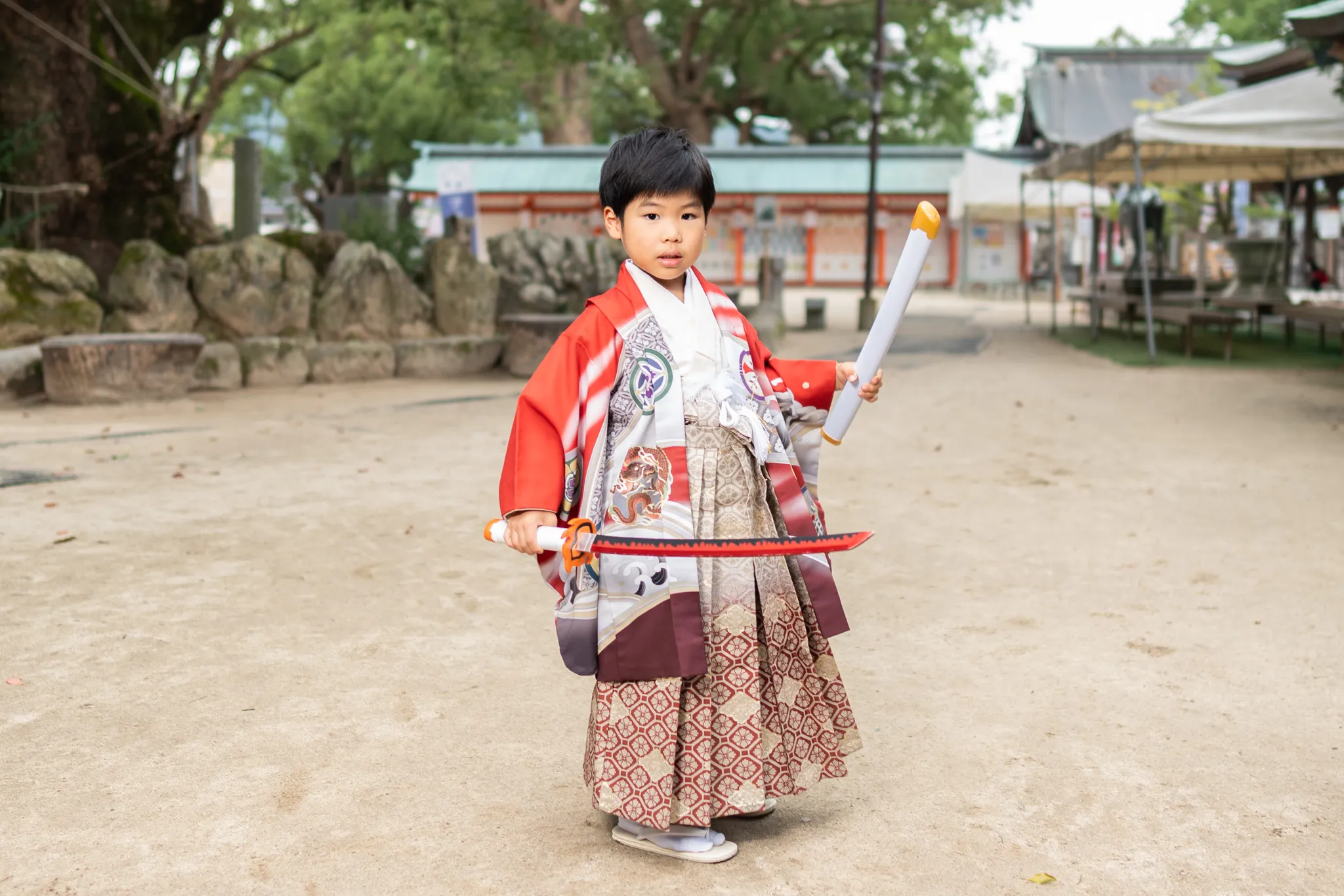 【福岡県糟屋郡宇美町で家族写真撮影】５歳の男子です。宇美八幡宮は撮影スポットが豊富で、どこを切り取っても素敵な一枚になる魅力的な神社です。また、「宇美＝産み＝生み」との由来から、「子宝・安産」のご利益で知られる神社でもあります。5
