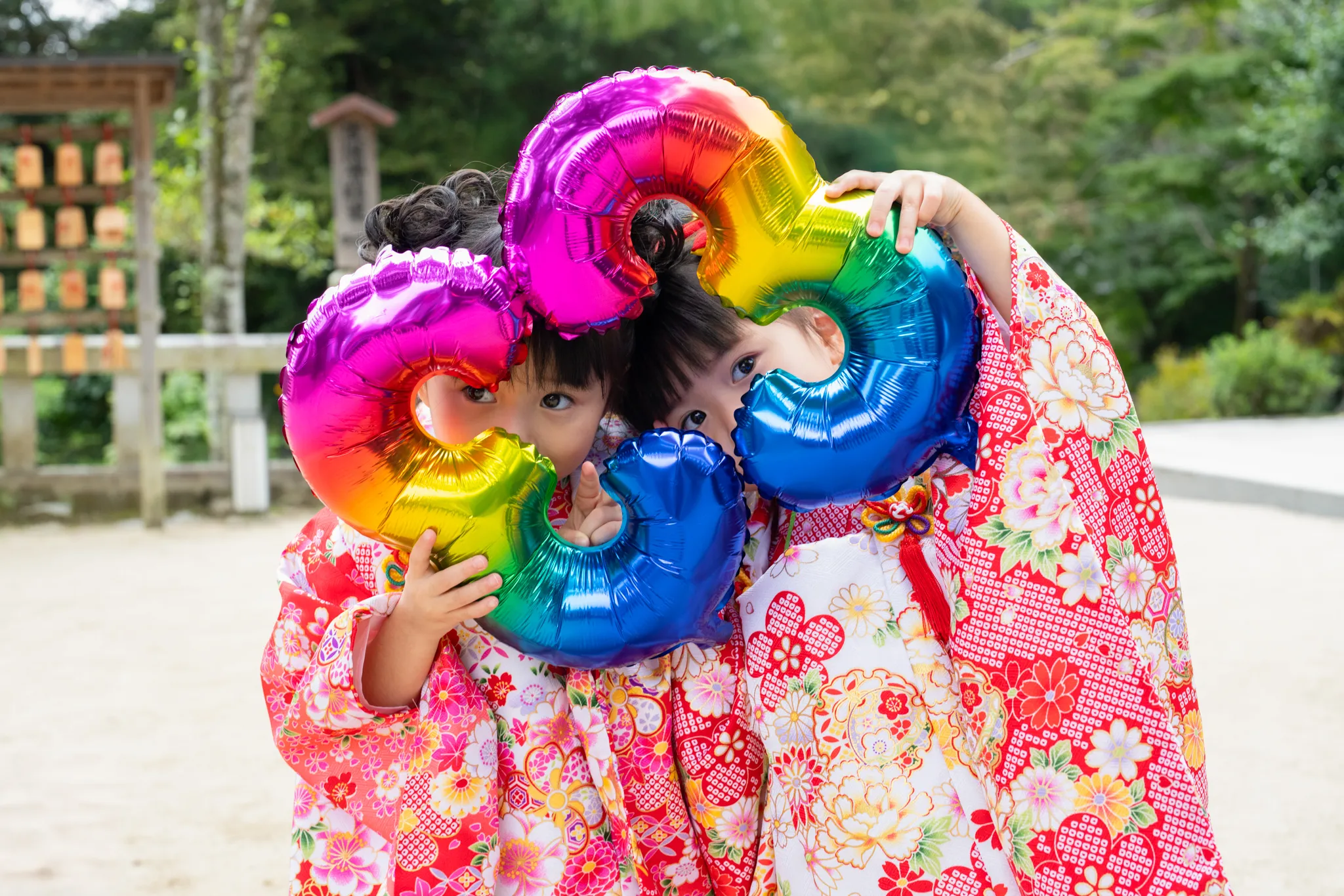 【福岡県太宰府市で家族写真撮影】3歳の双子ちゃんの女子の撮影です。写真2枚目に写る竈門神社の本殿は、とても美しく趣のある佇まいでした。1