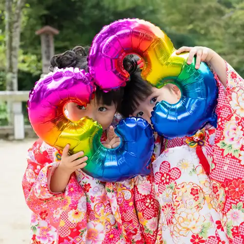 【福岡県太宰府市で七五三撮影】3歳の双子ちゃんの女子の撮影です。写真2枚目に写る竈門神社の本殿は、とても美しく趣のある佇まいでした。1