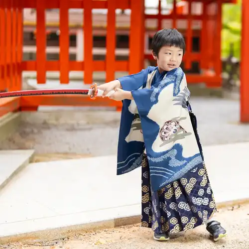 【福岡県福岡市東区で七五三撮影】５の歳男子です。とても元気いっぱいで、撮影中もずっと走り回っていました！弊社の小道具である剣を使ったチャンバラも、とても楽しんでいただけたようです。4