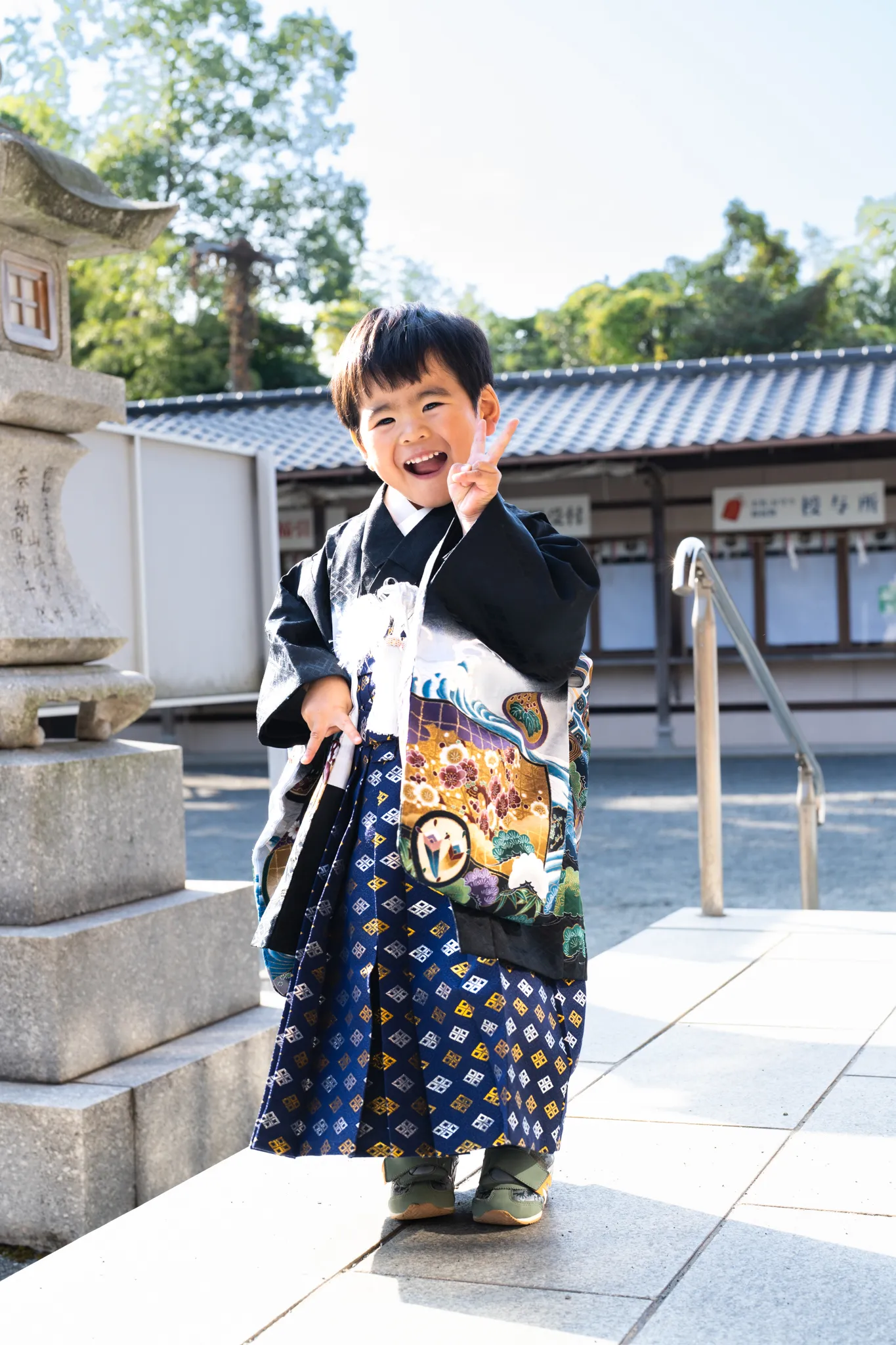 【福岡県北九州市小倉南区で家族写真撮影】３歳の男子です。初めて訪れた「葛原八幡神社」は、とても趣のある素敵な場所でした。お天気にも恵まれ、元気いっぱいに大はしゃぎする姿が印象的でした。1