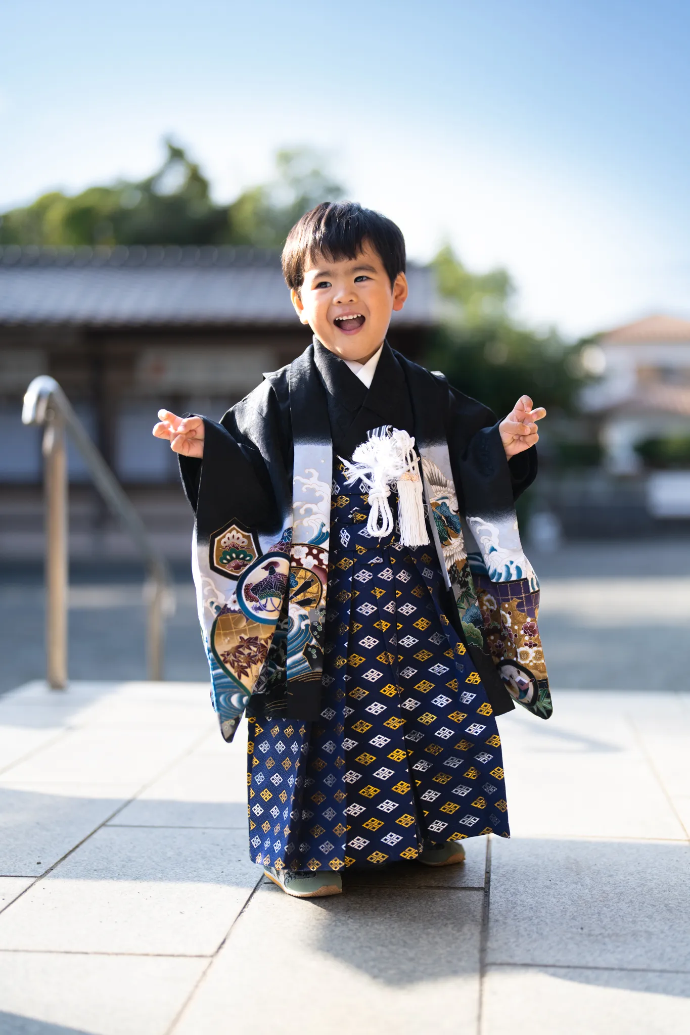 【福岡県北九州市小倉南区で家族写真撮影】３歳の男子です。初めて訪れた「葛原八幡神社」は、とても趣のある素敵な場所でした。お天気にも恵まれ、元気いっぱいに大はしゃぎする姿が印象的でした。2
