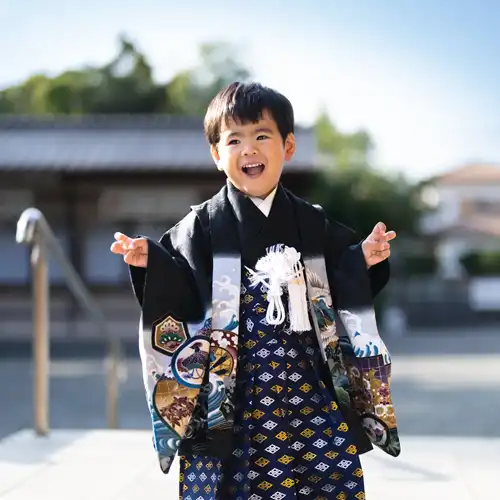 【福岡県北九州市小倉南区で七五三撮影】３歳の男子です。初めて訪れた「葛原八幡神社」は、とても趣のある素敵な場所でした。お天気にも恵まれ、元気いっぱいに大はしゃぎする姿が印象的でした。2