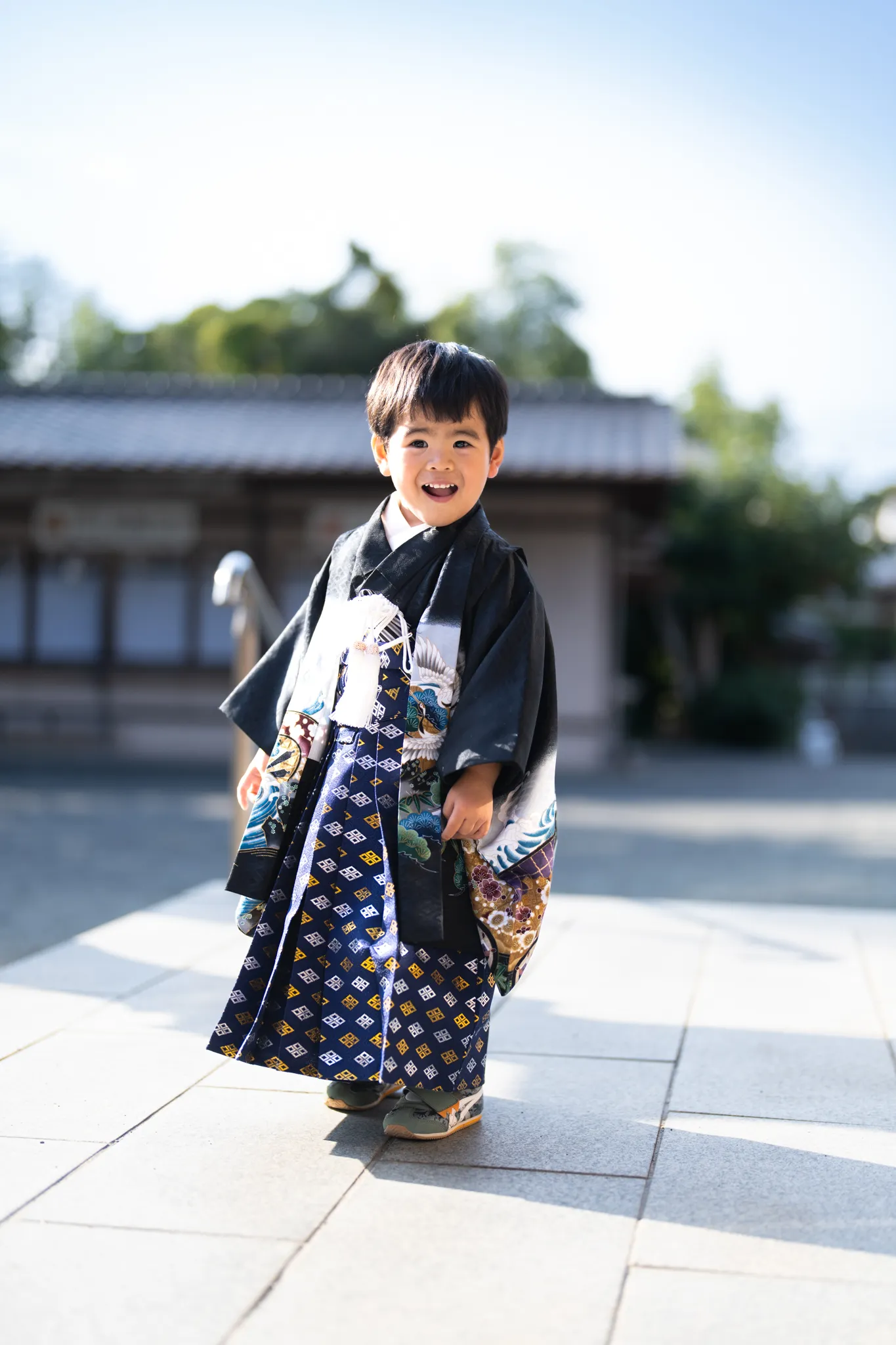 【福岡県北九州市小倉南区で家族写真撮影】３歳の男子です。初めて訪れた「葛原八幡神社」は、とても趣のある素敵な場所でした。お天気にも恵まれ、元気いっぱいに大はしゃぎする姿が印象的でした。3