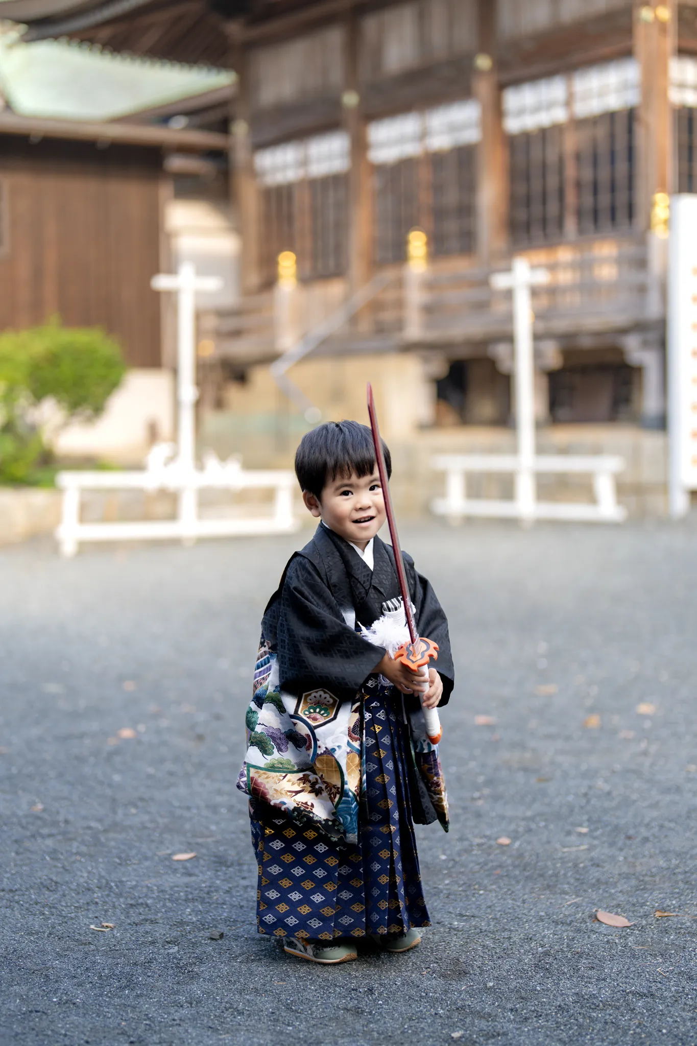 【福岡県北九州市小倉南区で家族写真撮影】３歳の男子です。初めて訪れた「葛原八幡神社」は、とても趣のある素敵な場所でした。お天気にも恵まれ、元気いっぱいに大はしゃぎする姿が印象的でした。4