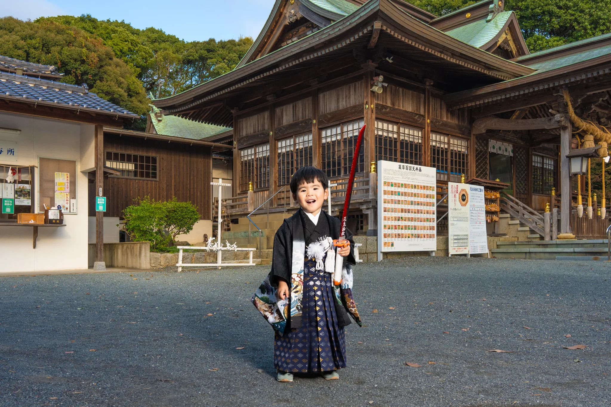 【福岡県北九州市小倉南区で家族写真撮影】３歳の男子です。初めて訪れた「葛原八幡神社」は、とても趣のある素敵な場所でした。お天気にも恵まれ、元気いっぱいに大はしゃぎする姿が印象的でした。5