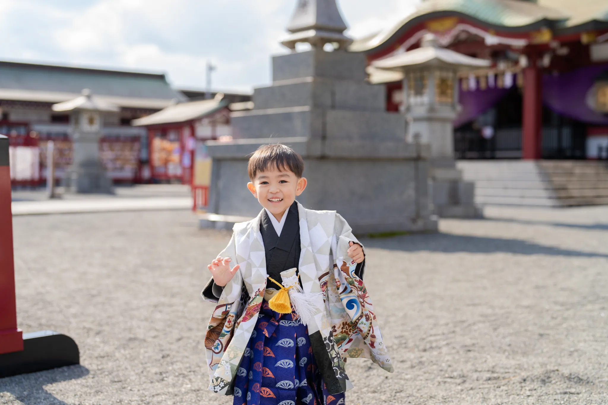 【福岡県北九州市小倉北区で家族写真撮影】３歳男子です。やはり男の子は剣を手にすると目を輝かせますね。とても嬉しそうな表情が印象的でした。3
