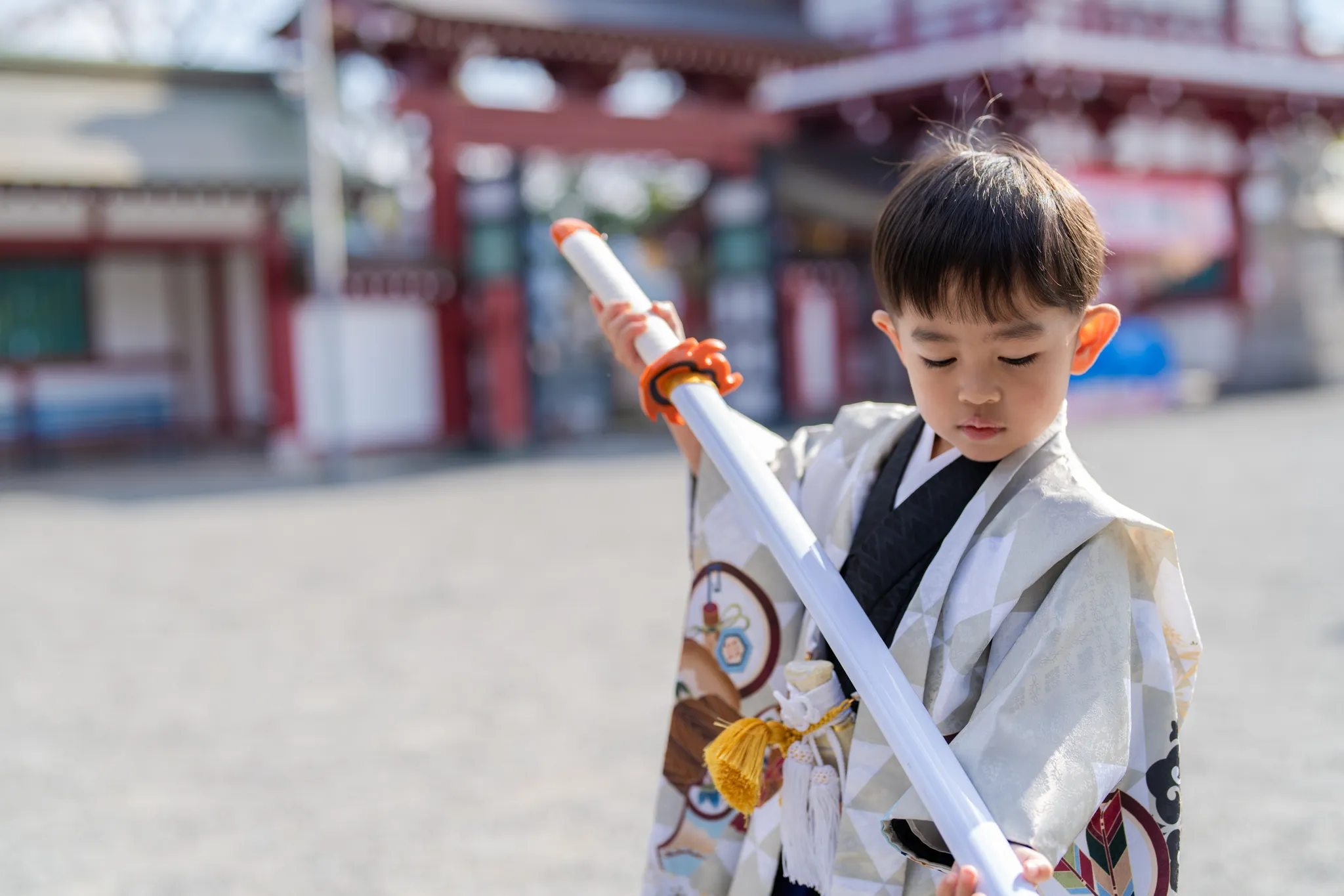 【福岡県北九州市小倉北区で家族写真撮影】３歳男子です。やはり男の子は剣を手にすると目を輝かせますね。とても嬉しそうな表情が印象的でした。4