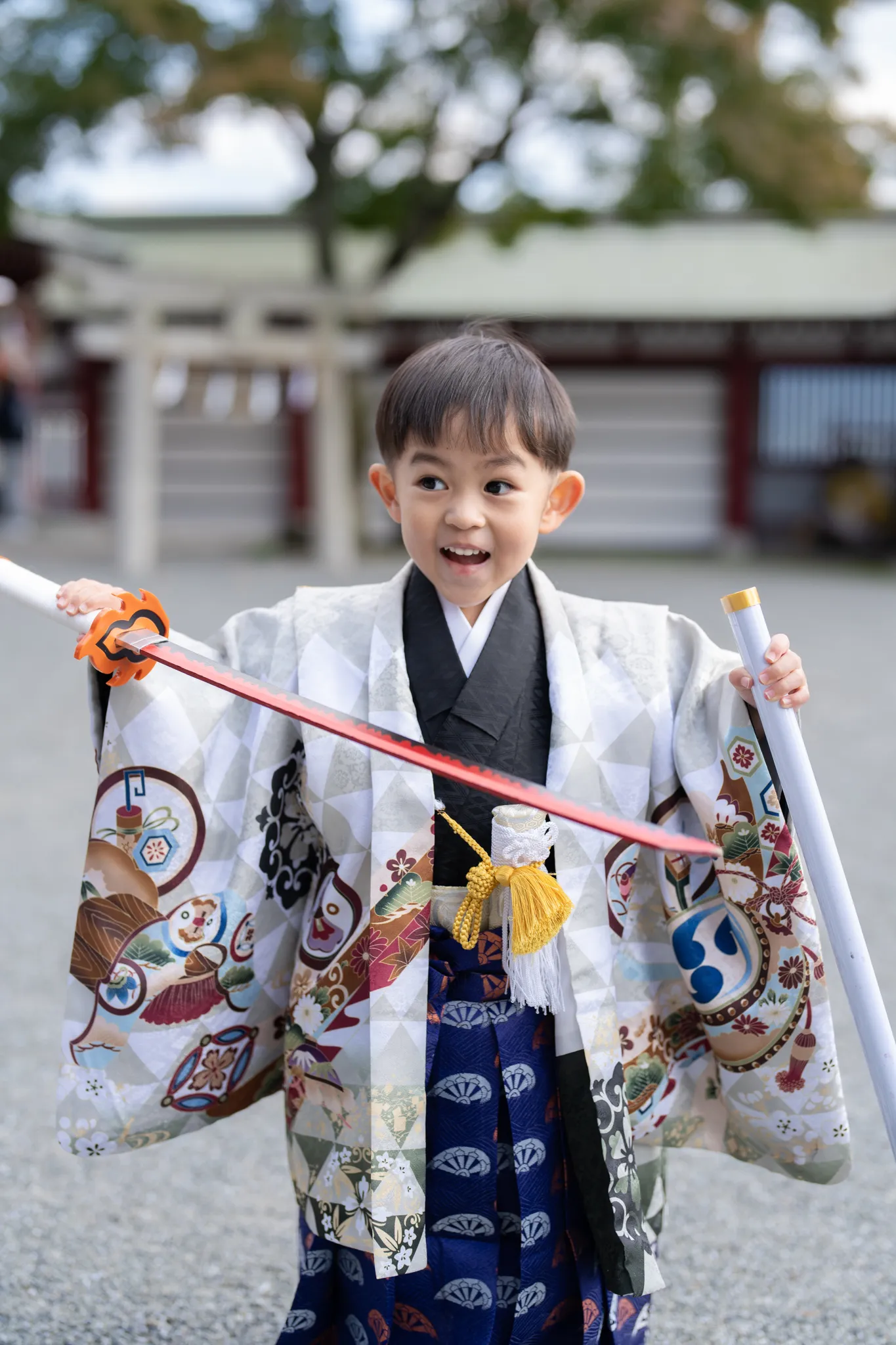【福岡県北九州市小倉北区で家族写真撮影】３歳男子です。やはり男の子は剣を手にすると目を輝かせますね。とても嬉しそうな表情が印象的でした。5