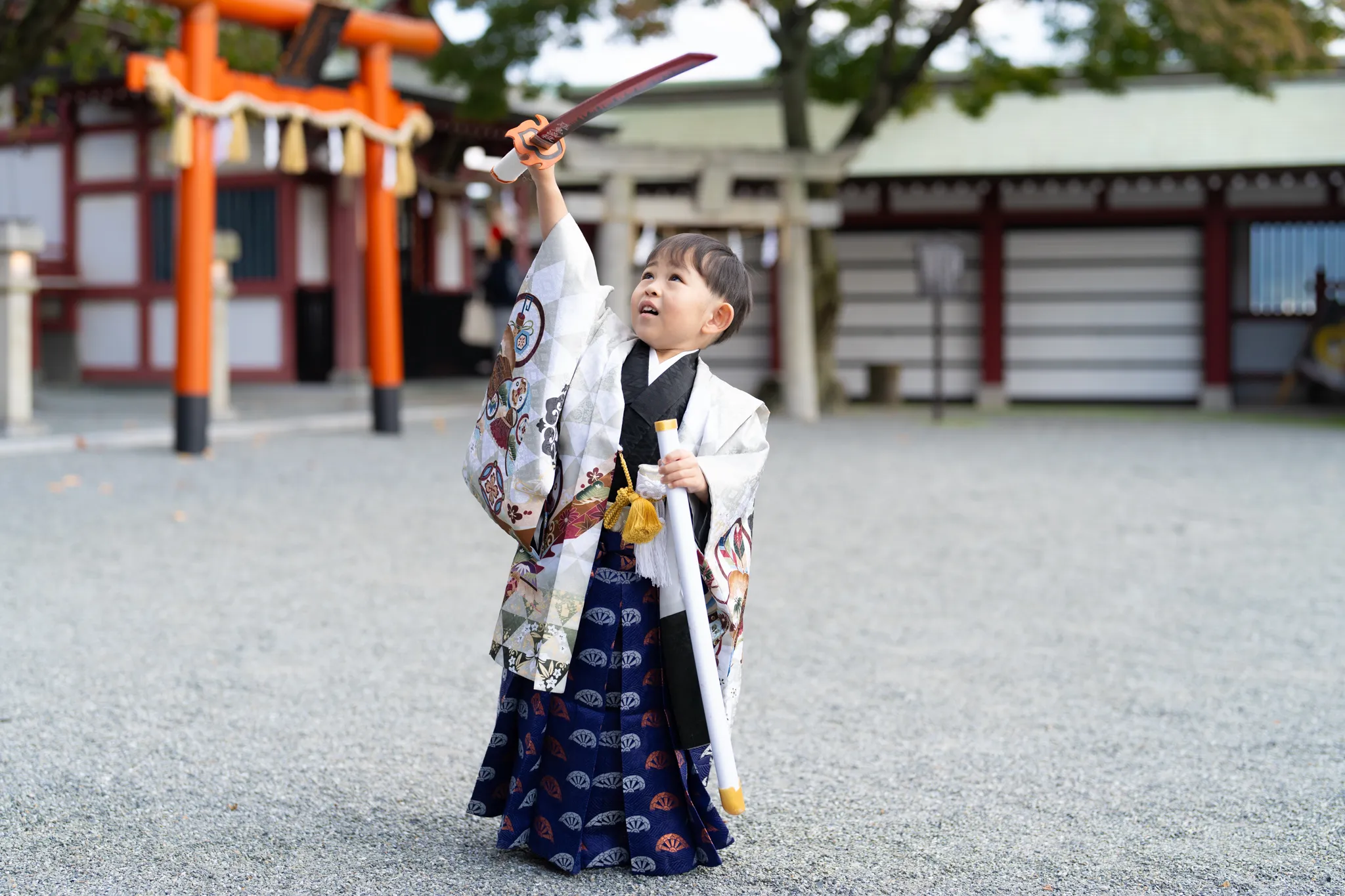【福岡県北九州市小倉北区で家族写真撮影】３歳男子です。やはり男の子は剣を手にすると目を輝かせますね。とても嬉しそうな表情が印象的でした。6