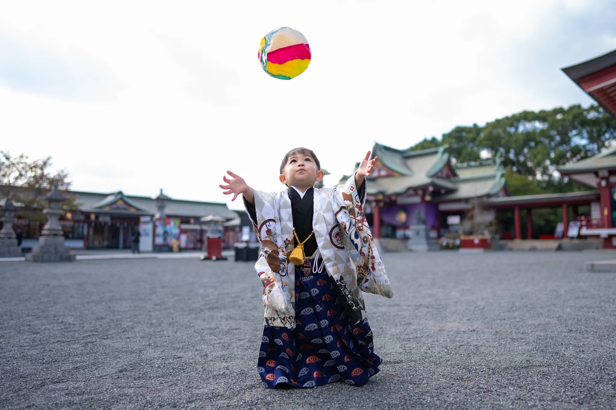 【福岡県北九州市小倉北区で家族写真撮影】３歳男子です。やはり男の子は剣を手にすると目を輝かせますね。とても嬉しそうな表情が印象的でした。10