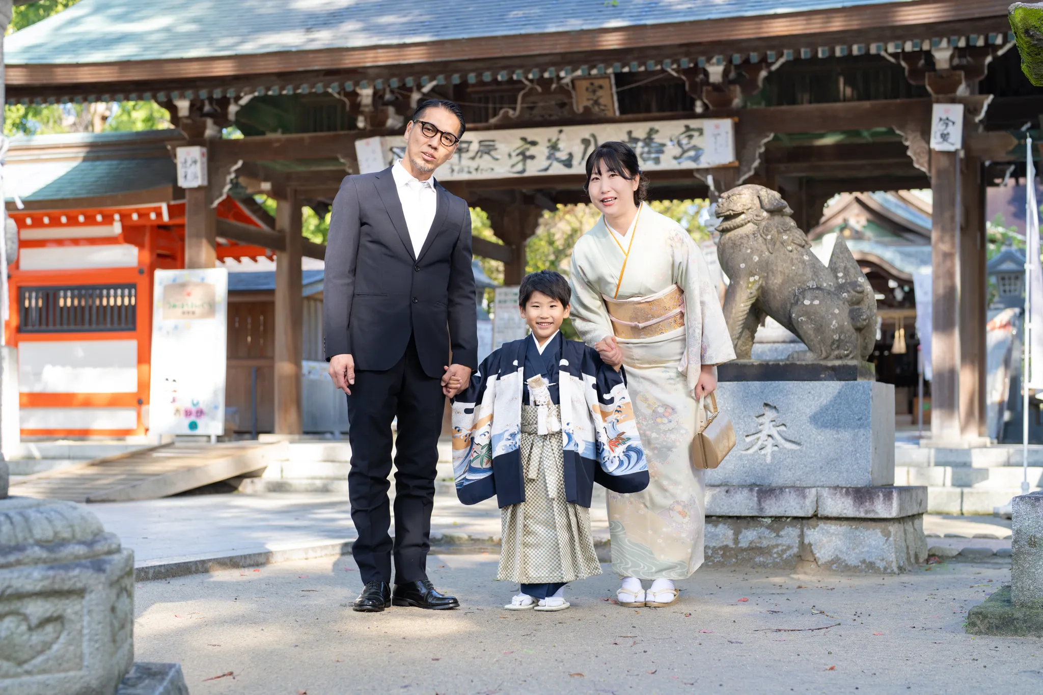 【福岡県糟屋郡宇美町で家族写真撮影】５歳男子です。撮影前は激しい雨が降っており、どうなるかと心配しておりましたが、いざ撮影が始まると次第に青空が見え始めました。2