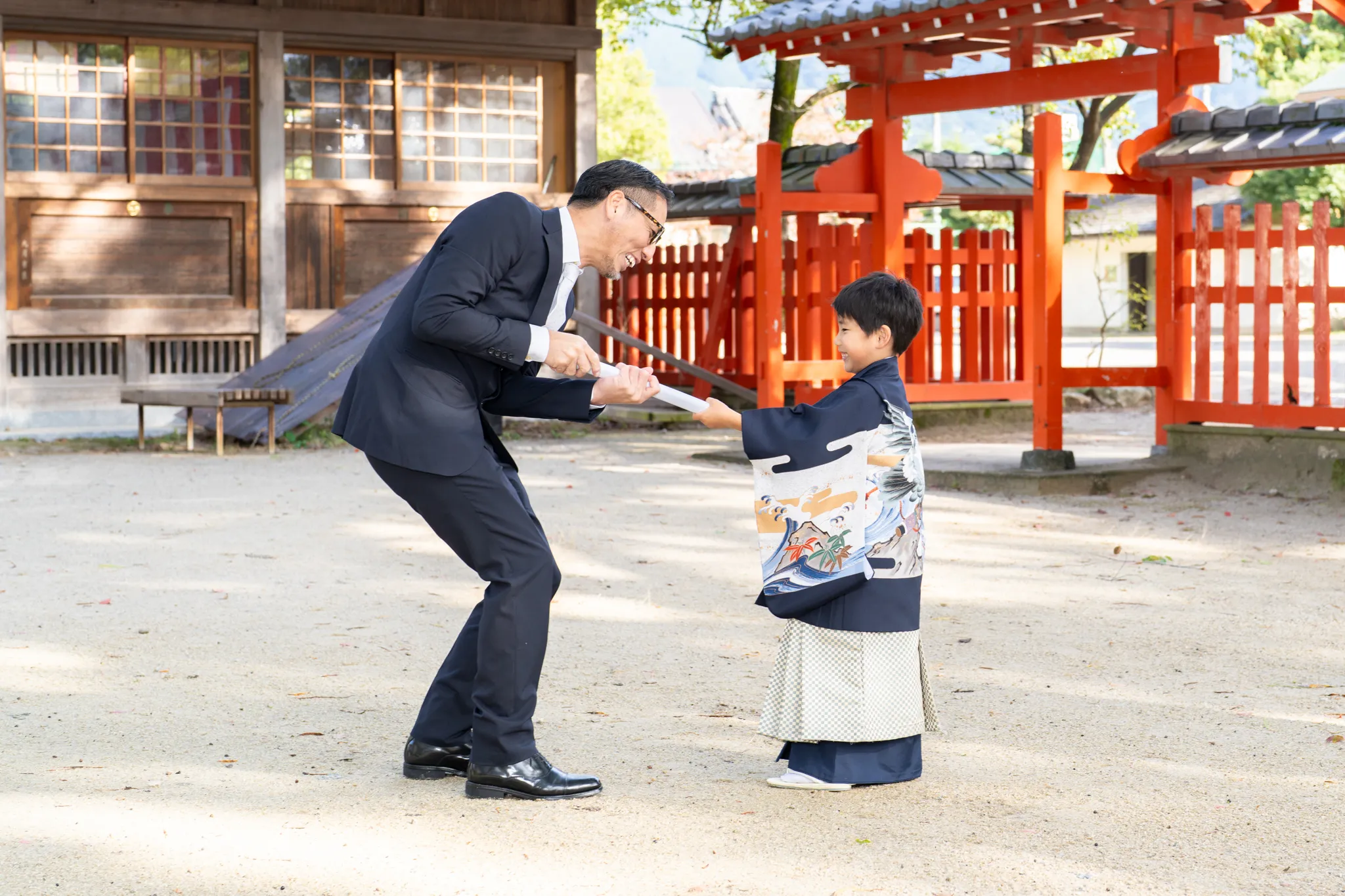 【福岡県糟屋郡宇美町で家族写真撮影】５歳男子です。撮影前は激しい雨が降っており、どうなるかと心配しておりましたが、いざ撮影が始まると次第に青空が見え始めました。6