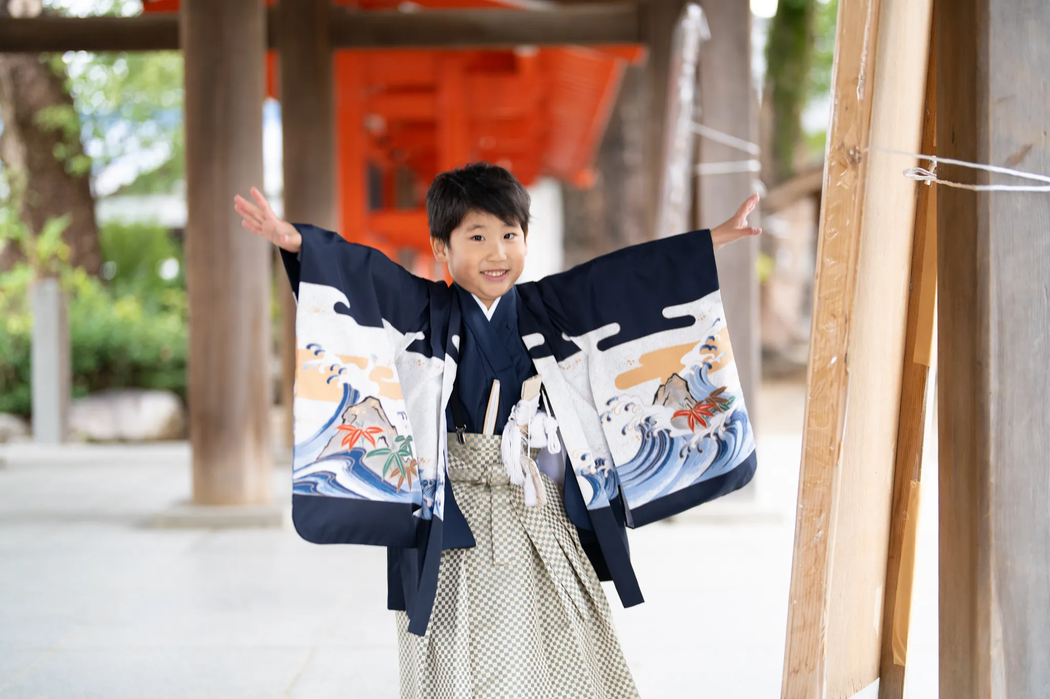 【福岡県糟屋郡宇美町で家族写真撮影】５歳男子です。撮影前は激しい雨が降っており、どうなるかと心配しておりましたが、いざ撮影が始まると次第に青空が見え始めました。7