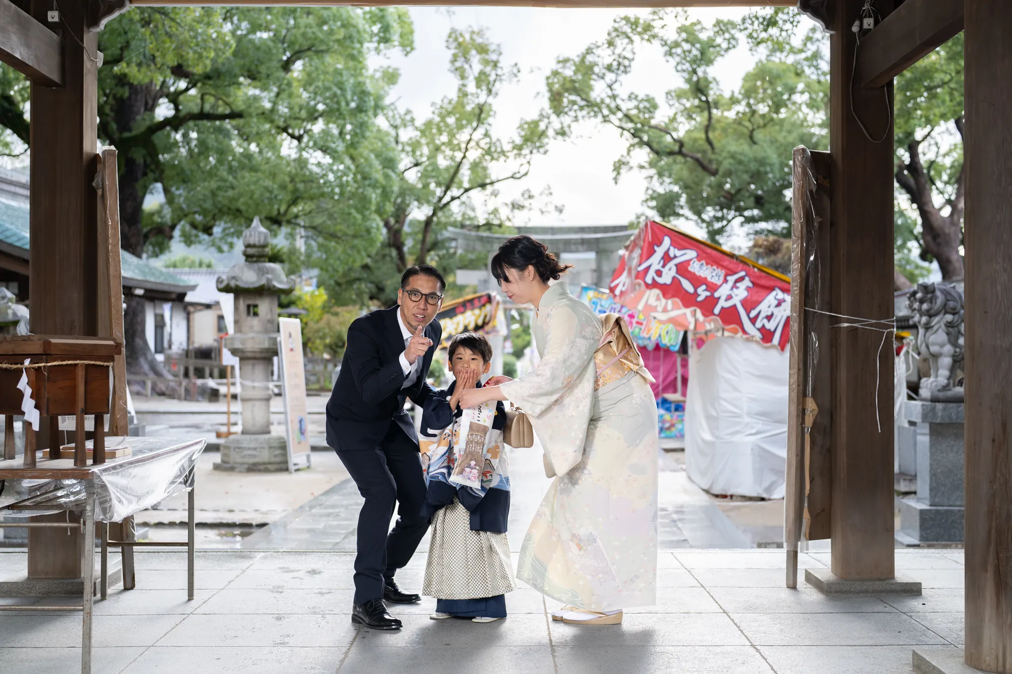 【福岡県糟屋郡宇美町で家族写真撮影】５歳男子です。撮影前は激しい雨が降っており、どうなるかと心配しておりましたが、いざ撮影が始まると次第に青空が見え始めました。10