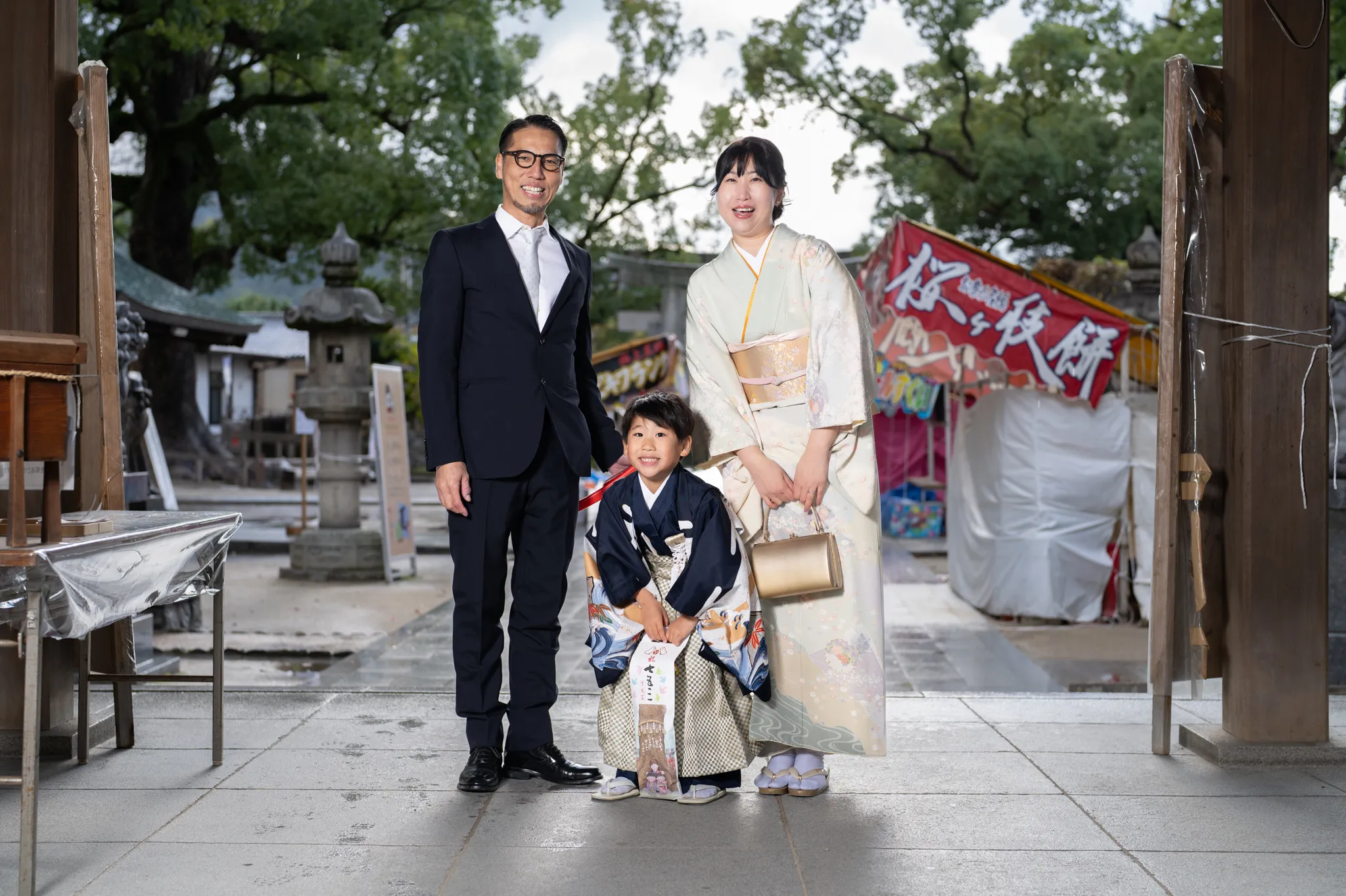 【福岡県糟屋郡宇美町で家族写真撮影】５歳男子です。撮影前は激しい雨が降っており、どうなるかと心配しておりましたが、いざ撮影が始まると次第に青空が見え始めました。11