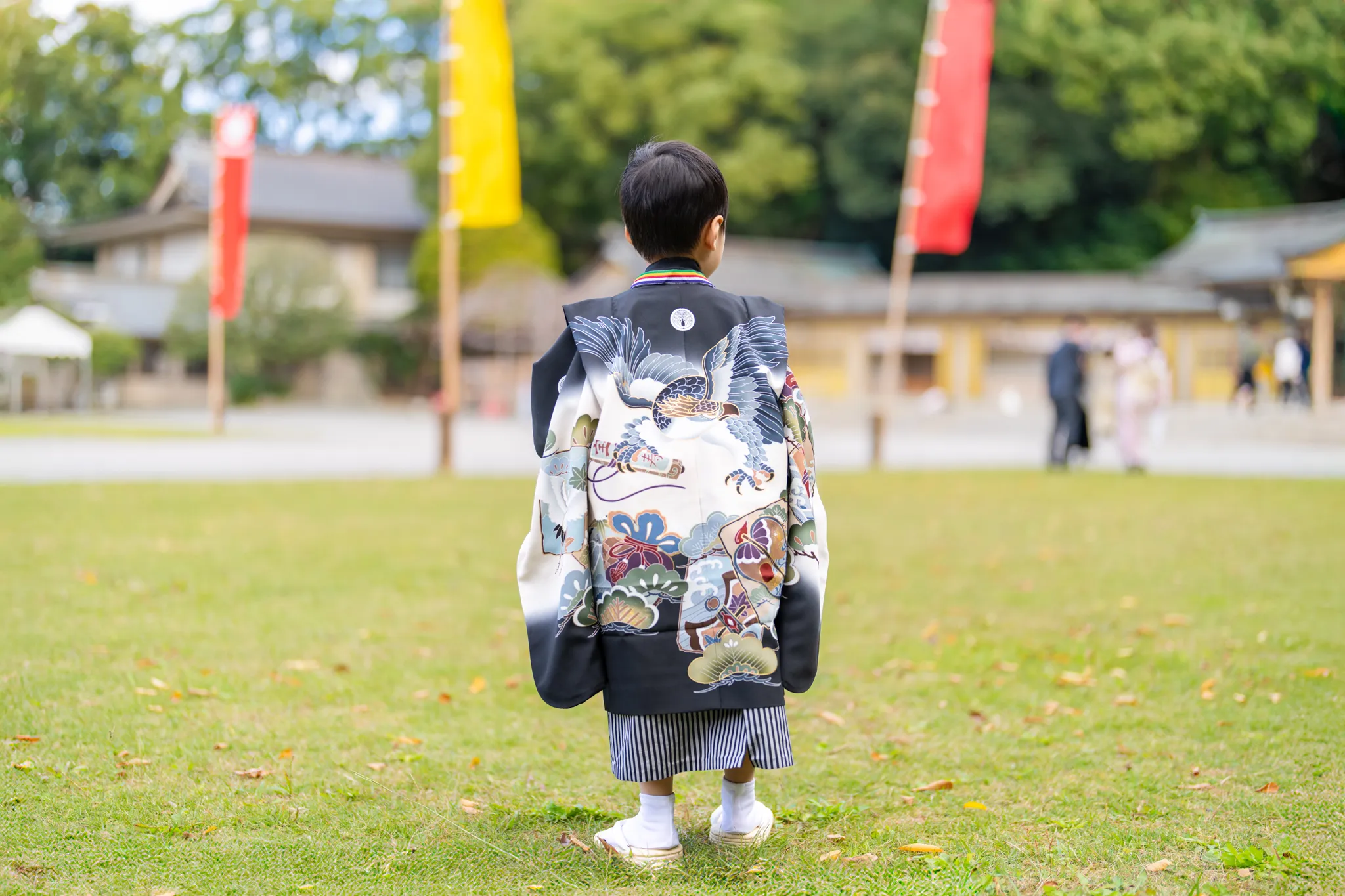 【福岡県福岡市中央区で家族写真撮影】５歳の男子です。弊社の小道具である剣を大変気に入ってくださり、楽しそうに手に取ってくださいました。また、今回初めての試みとして、グライダーを飛ばしていただきました。4