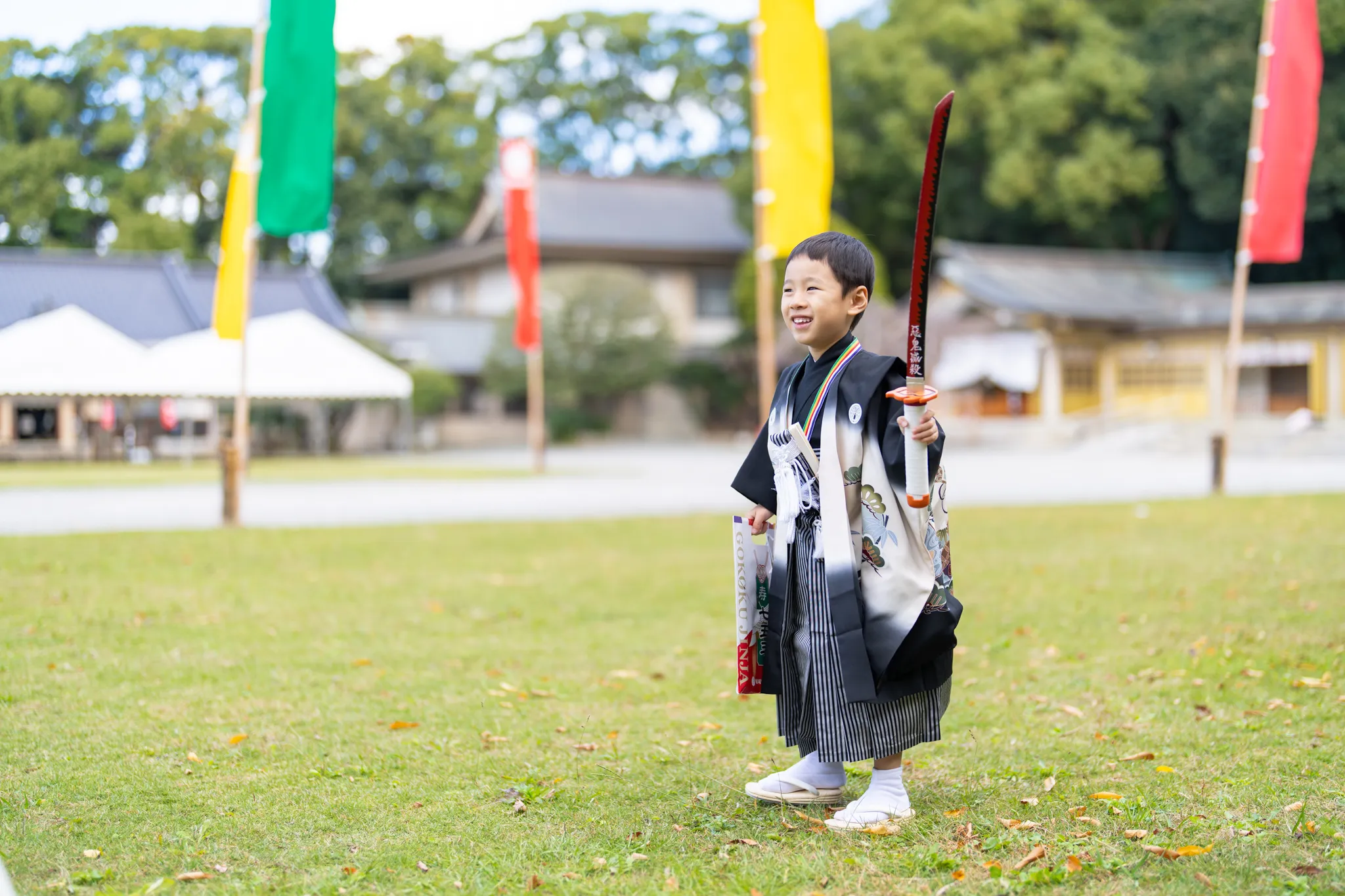 【福岡県福岡市中央区で家族写真撮影】５歳の男子です。弊社の小道具である剣を大変気に入ってくださり、楽しそうに手に取ってくださいました。また、今回初めての試みとして、グライダーを飛ばしていただきました。5