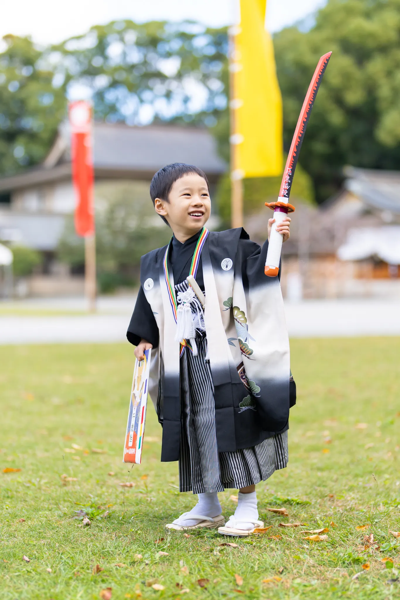 【福岡県福岡市中央区で家族写真撮影】５歳の男子です。弊社の小道具である剣を大変気に入ってくださり、楽しそうに手に取ってくださいました。また、今回初めての試みとして、グライダーを飛ばしていただきました。6