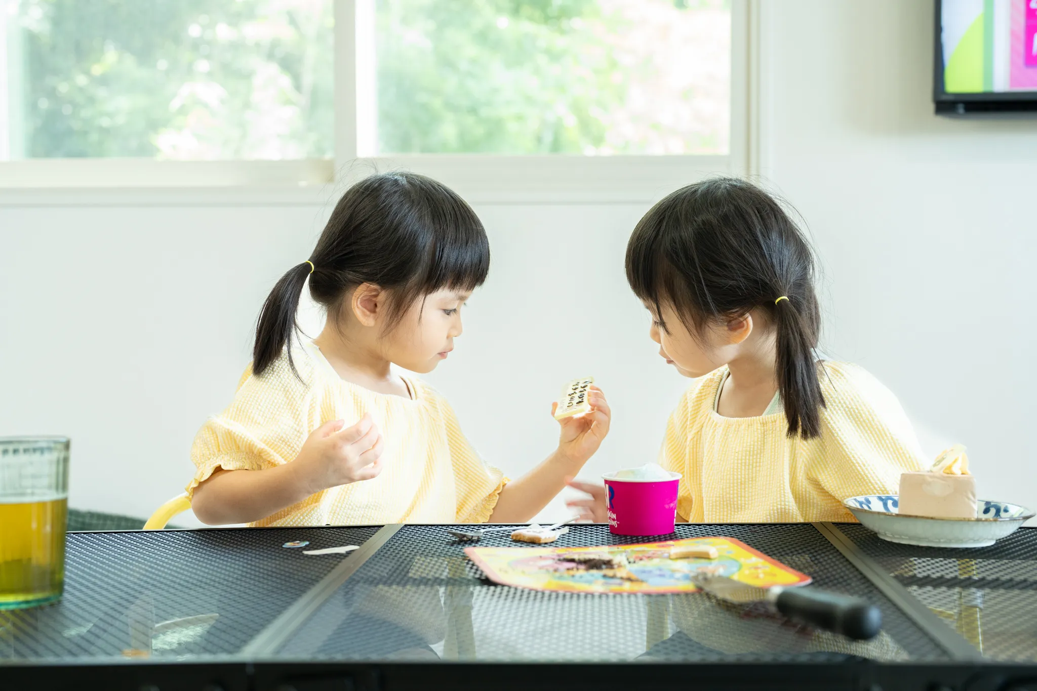 【福岡県筑紫野市で家族写真撮影】双子ちゃんの誕生とご家族の撮影をさせていただき、ありがとうございました。当日はご自宅にお伺いし、誕生パーティーの様子を撮影させていただきました。2