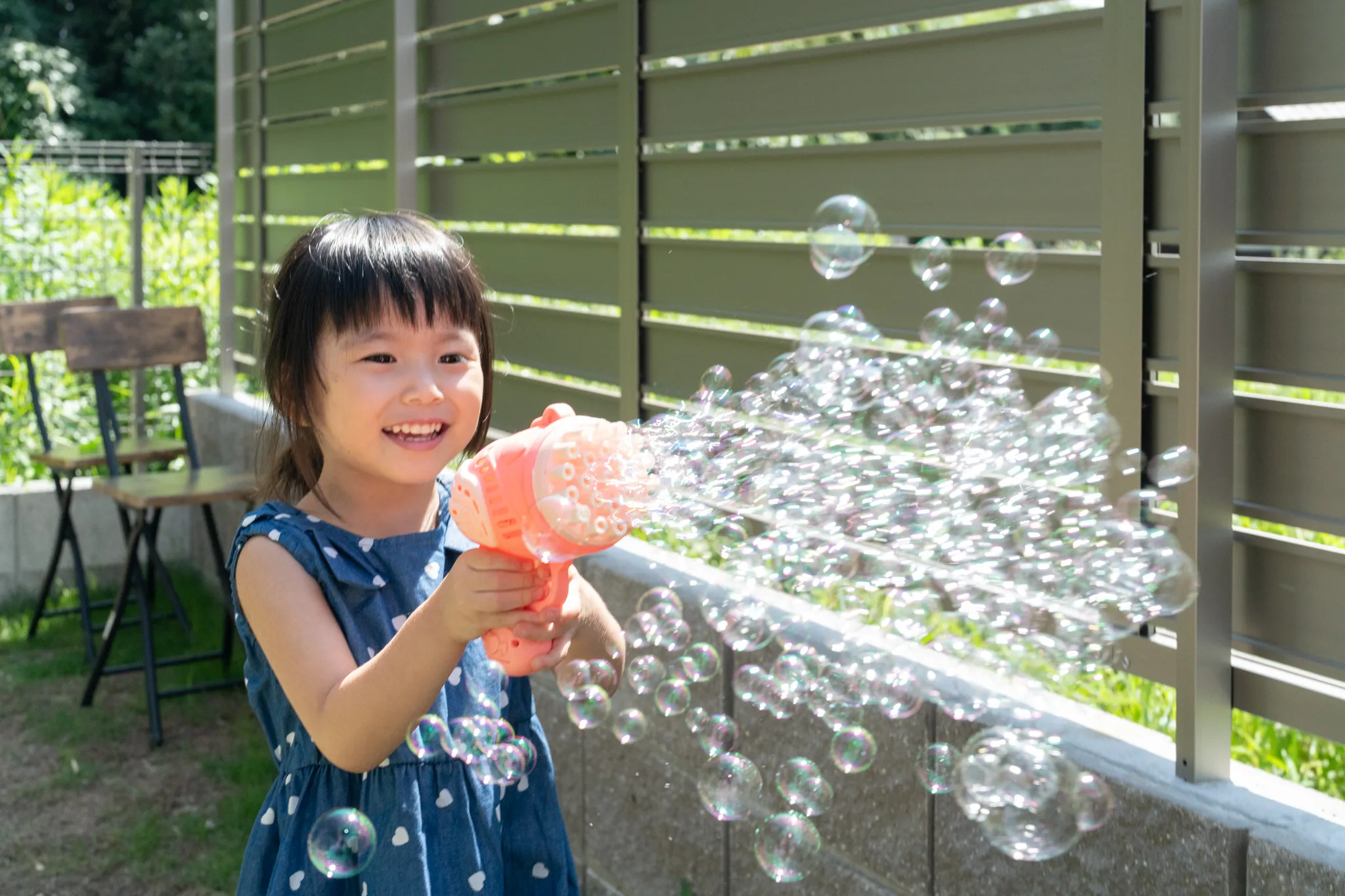【福岡県筑紫野市で家族写真撮影】双子ちゃんの誕生とご家族の撮影をさせていただき、ありがとうございました。当日はご自宅にお伺いし、誕生パーティーの様子を撮影させていただきました。1