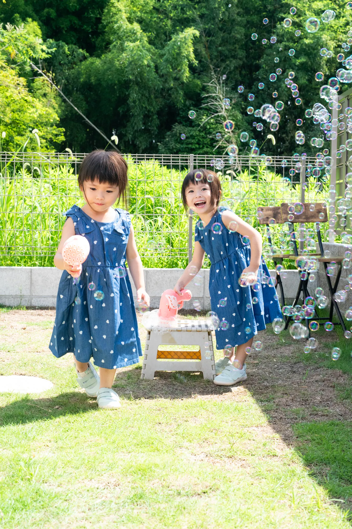【福岡県筑紫野市で家族写真撮影】双子ちゃんの誕生とご家族の撮影をさせていただき、ありがとうございました。当日はご自宅にお伺いし、誕生パーティーの様子を撮影させていただきました。7