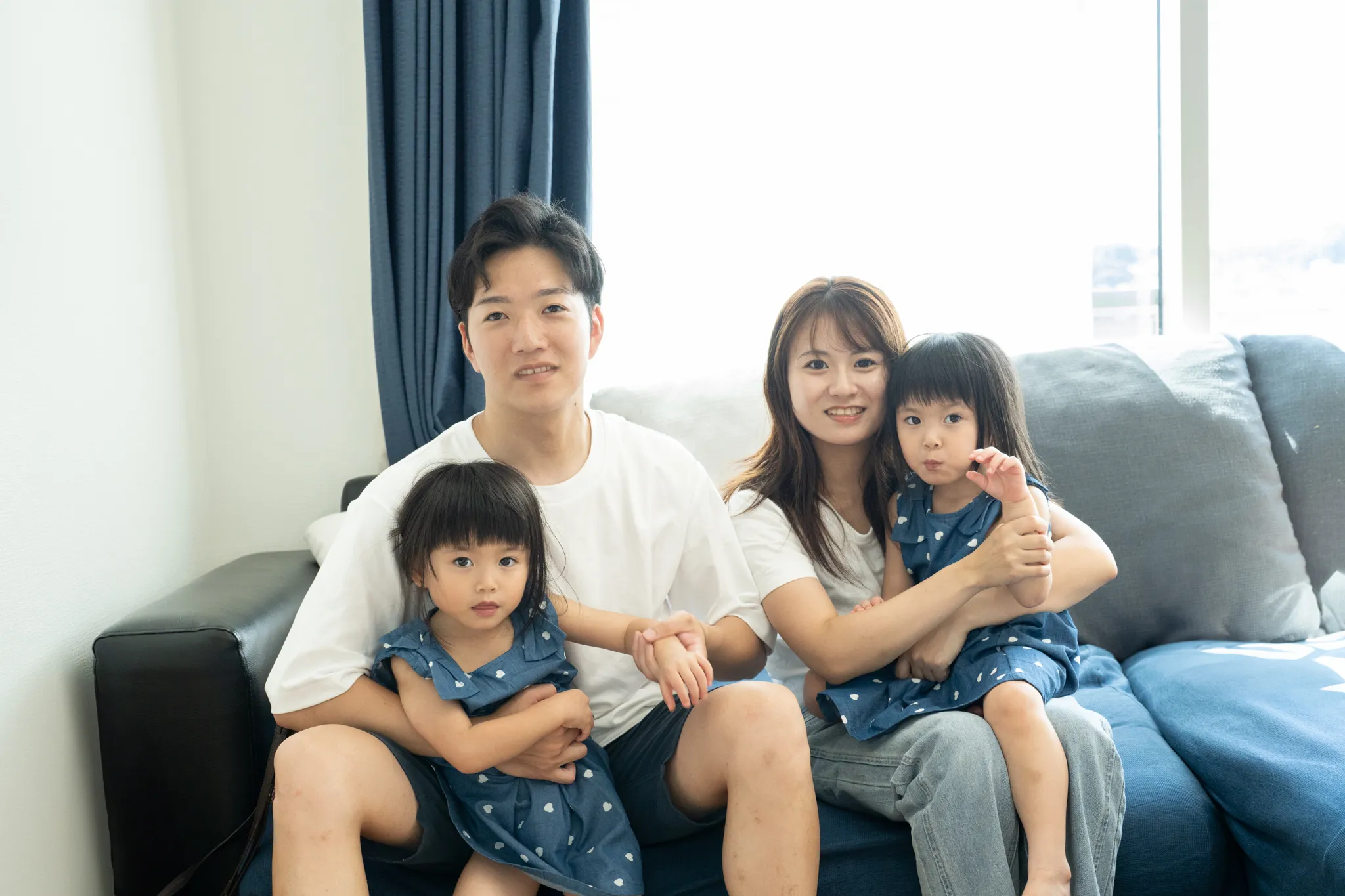 【福岡県筑紫野市で家族写真撮影】双子ちゃんの誕生とご家族の撮影をさせていただき、ありがとうございました。当日はご自宅にお伺いし、誕生パーティーの様子を撮影させていただきました。10