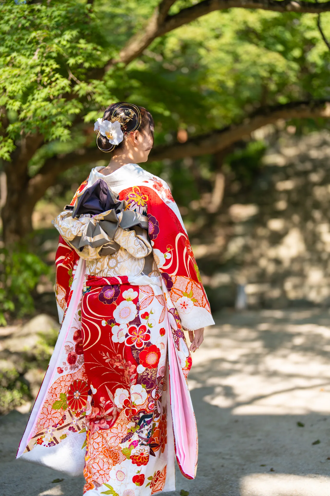 【福岡県太宰府市で家族写真撮影】姉妹の長女様の撮影でした。この日は天候にも恵まれ、紅葉に包まれた森から差し込む陽の光が、和装をより一層美しく照らしてくれました。2