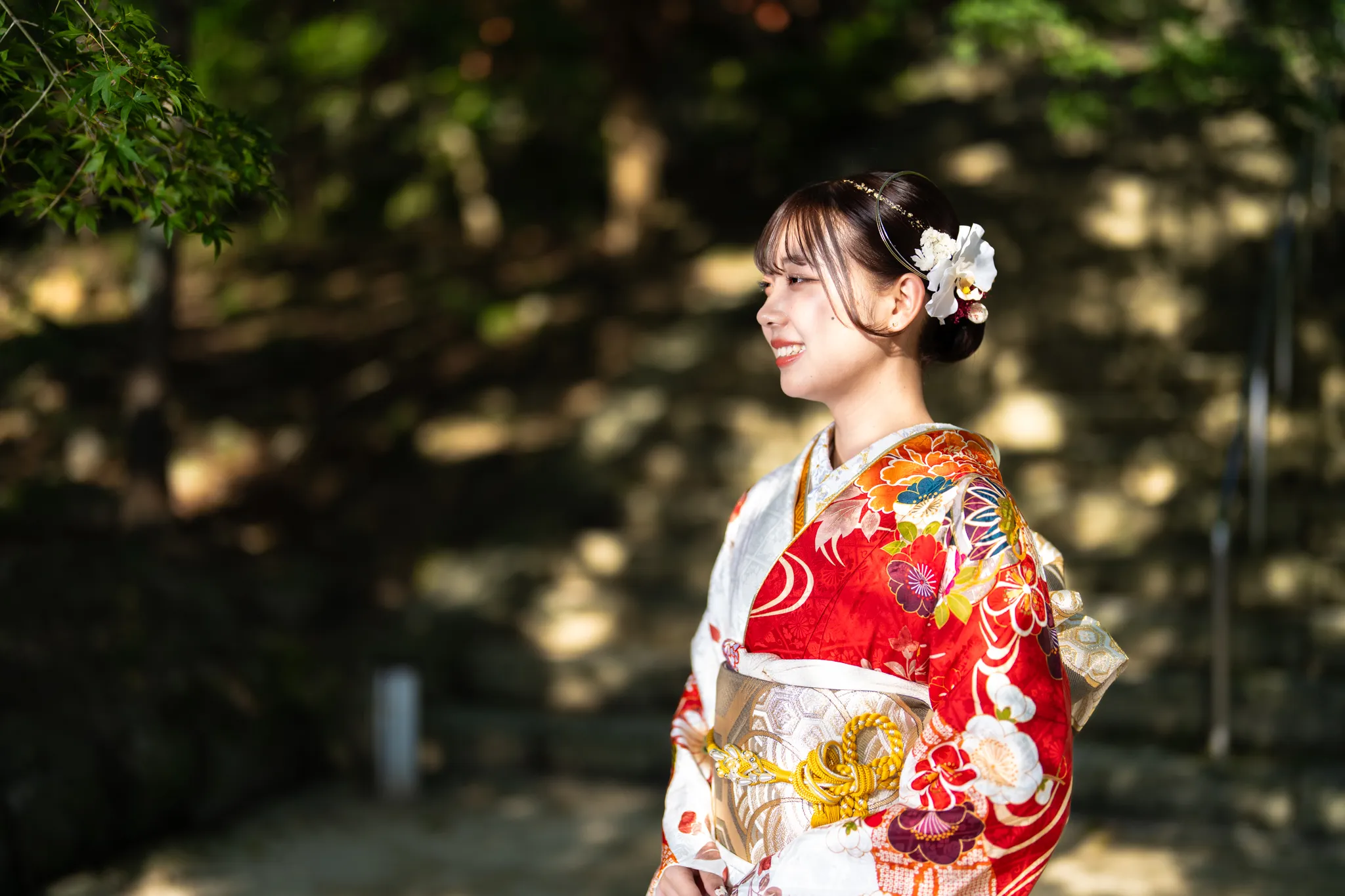 【福岡県太宰府市で家族写真撮影】姉妹の長女様の撮影でした。この日は天候にも恵まれ、紅葉に包まれた森から差し込む陽の光が、和装をより一層美しく照らしてくれました。3