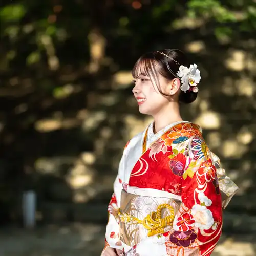 【福岡県太宰府市で成人式撮影】姉妹の長女様の撮影でした。この日は天候にも恵まれ、紅葉に包まれた森から差し込む陽の光が、和装をより一層美しく照らしてくれました。3