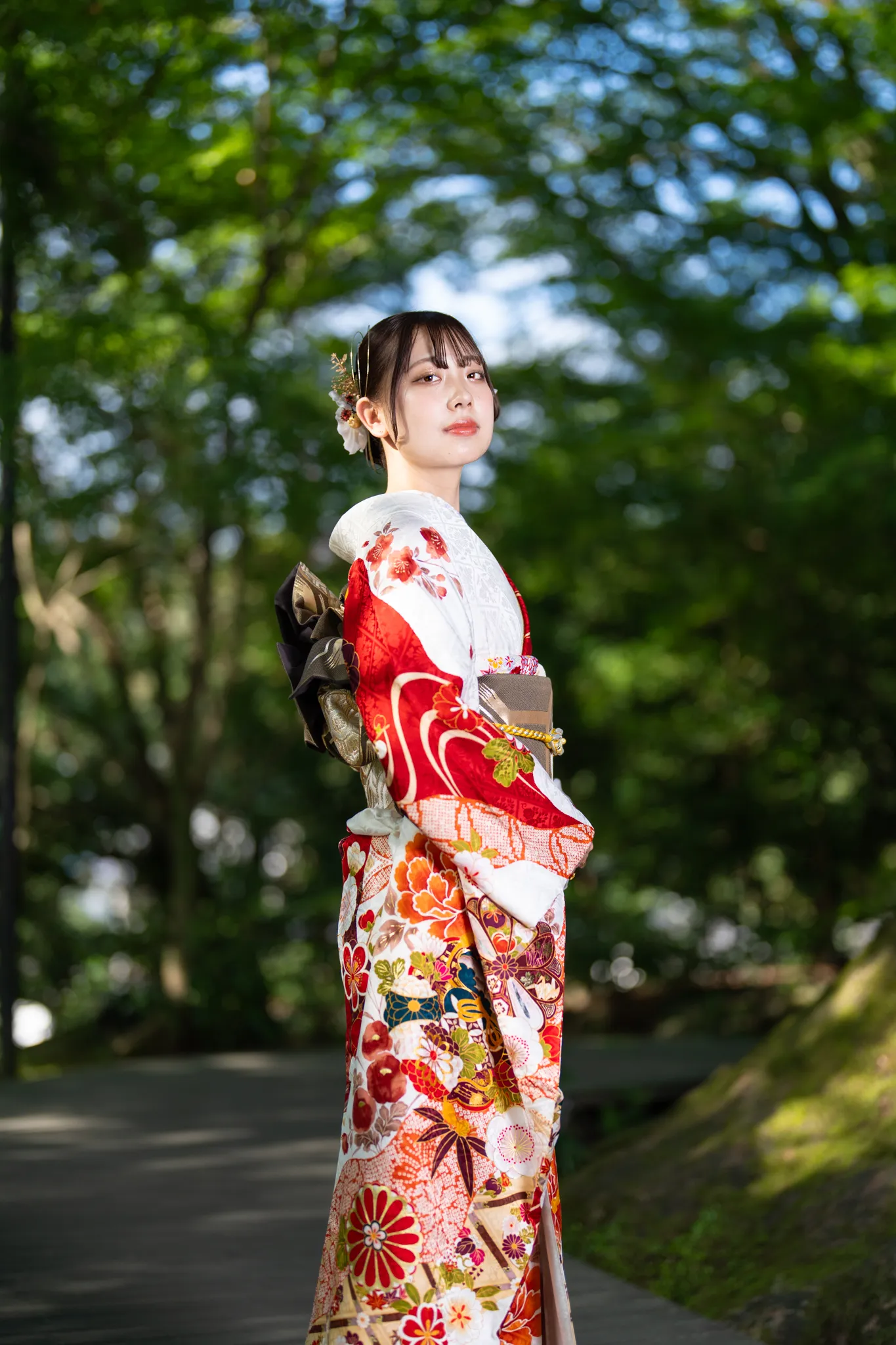 【福岡県太宰府市で家族写真撮影】姉妹の長女様の撮影でした。この日は天候にも恵まれ、紅葉に包まれた森から差し込む陽の光が、和装をより一層美しく照らしてくれました。4