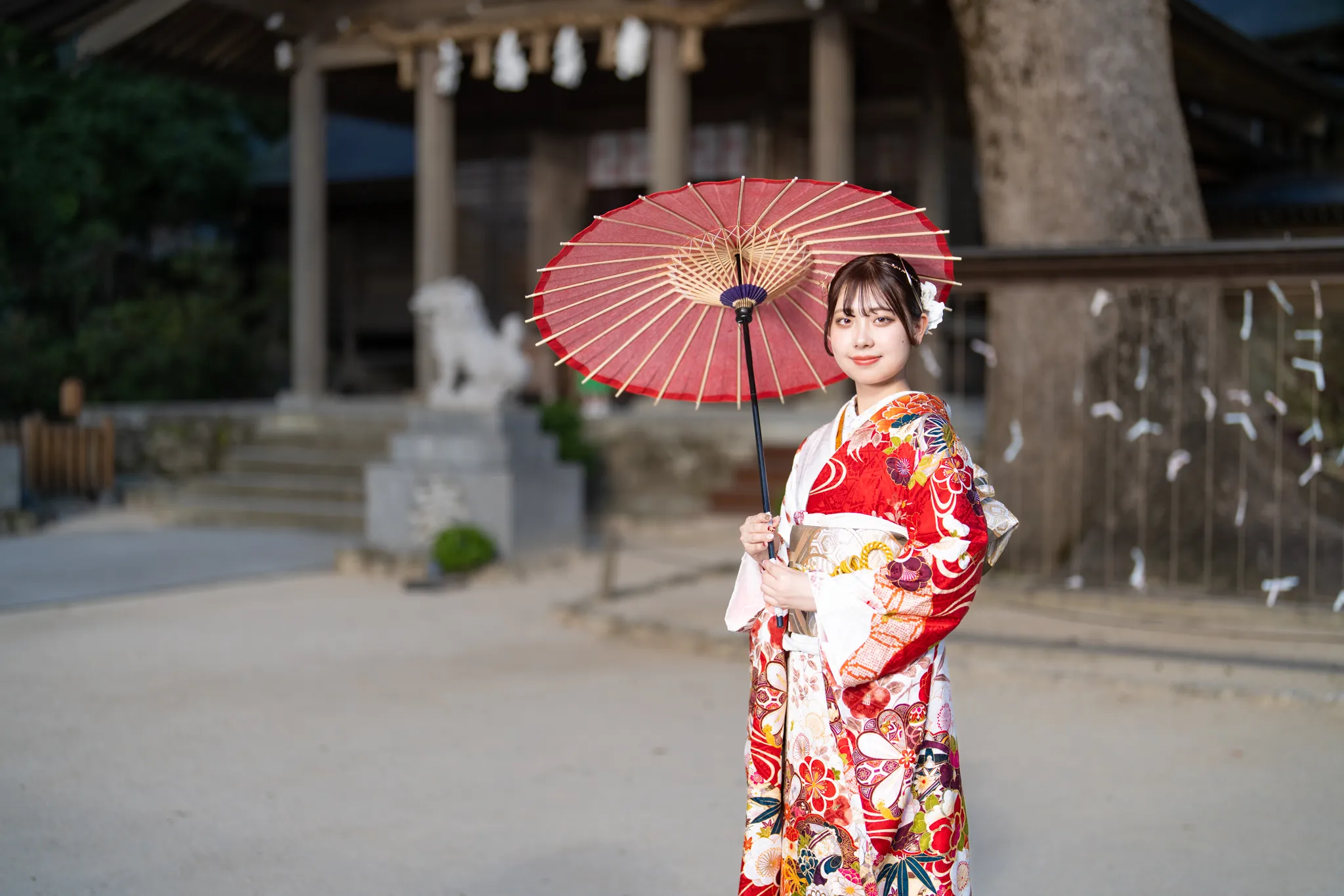 【福岡県太宰府市で家族写真撮影】姉妹の長女様の撮影でした。この日は天候にも恵まれ、紅葉に包まれた森から差し込む陽の光が、和装をより一層美しく照らしてくれました。5