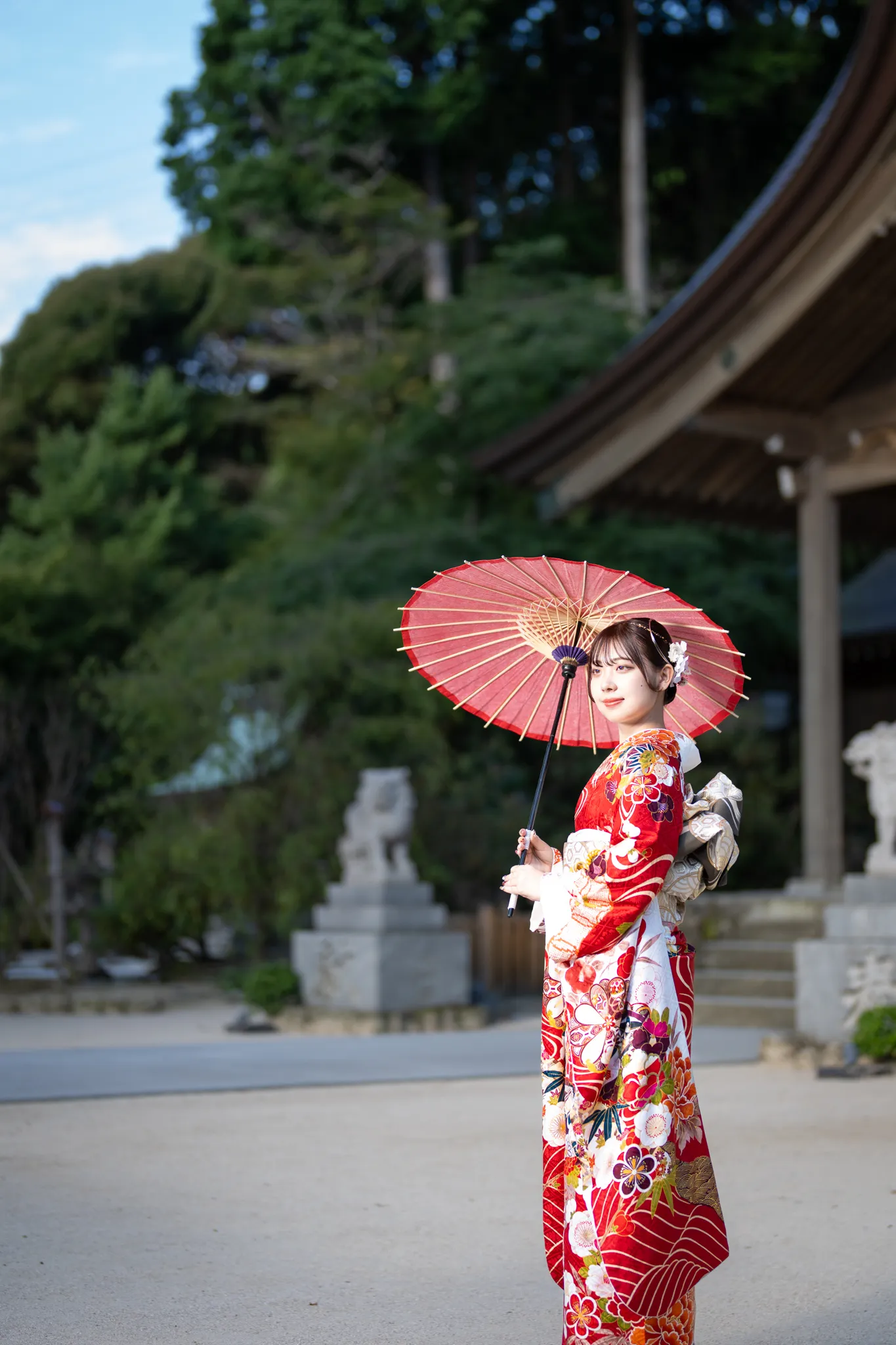 【福岡県太宰府市で家族写真撮影】姉妹の長女様の撮影でした。この日は天候にも恵まれ、紅葉に包まれた森から差し込む陽の光が、和装をより一層美しく照らしてくれました。1
