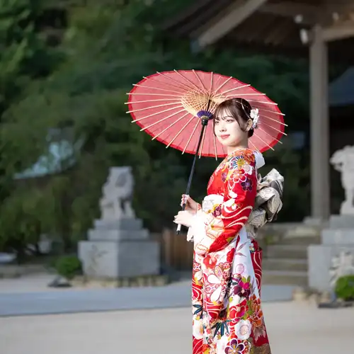 【福岡県太宰府市で成人式撮影】姉妹の長女様の撮影でした。この日は天候にも恵まれ、紅葉に包まれた森から差し込む陽の光が、和装をより一層美しく照らしてくれました。1