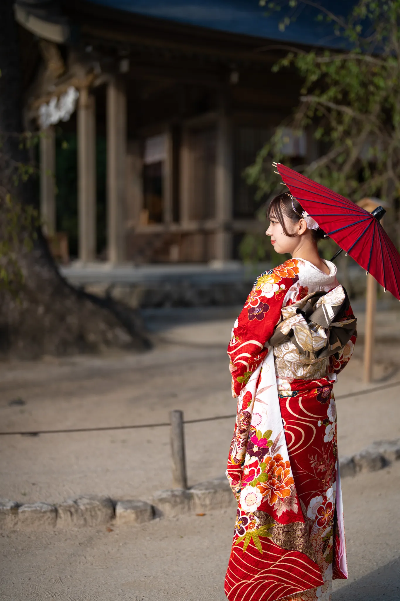 【福岡県太宰府市で家族写真撮影】姉妹の長女様の撮影でした。この日は天候にも恵まれ、紅葉に包まれた森から差し込む陽の光が、和装をより一層美しく照らしてくれました。6