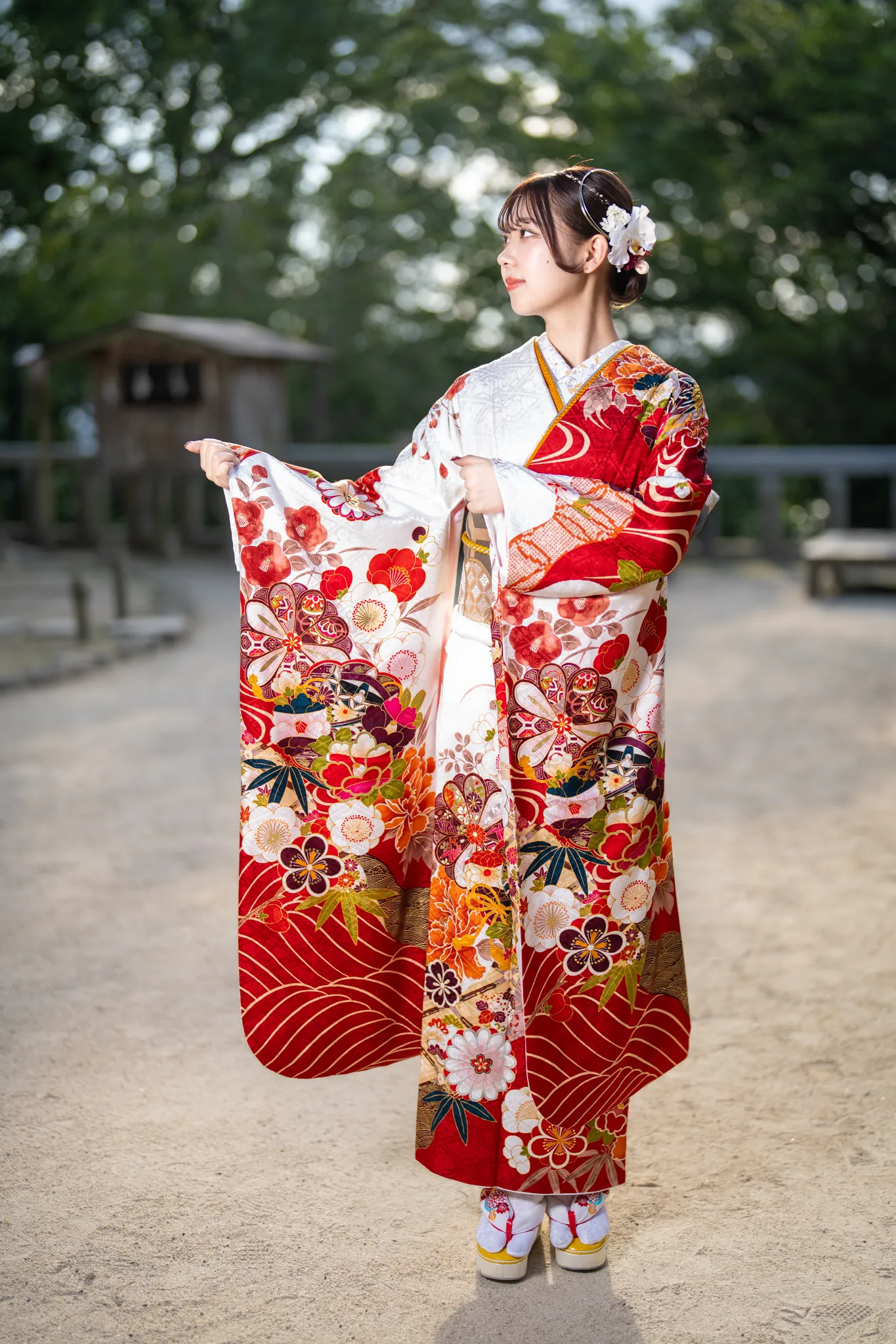 【福岡県太宰府市で家族写真撮影】姉妹の長女様の撮影でした。この日は天候にも恵まれ、紅葉に包まれた森から差し込む陽の光が、和装をより一層美しく照らしてくれました。8