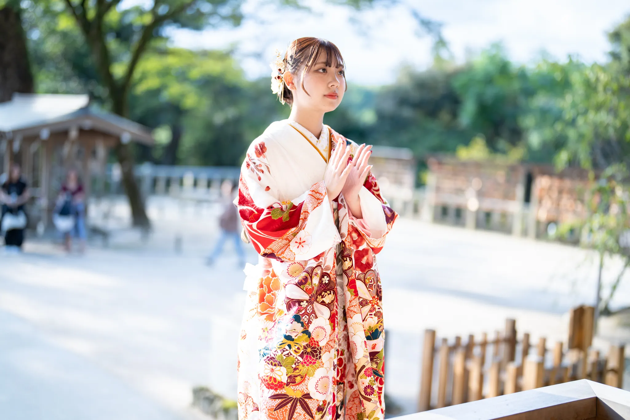 【福岡県太宰府市で家族写真撮影】姉妹の長女様の撮影でした。この日は天候にも恵まれ、紅葉に包まれた森から差し込む陽の光が、和装をより一層美しく照らしてくれました。9