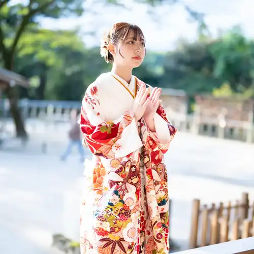 【福岡県太宰府市で成人式撮影】姉妹の長女様の撮影でした。この日は天候にも恵まれ、紅葉に包まれた森から差し込む陽の光が、和装をより一層美しく照らしてくれました。9
