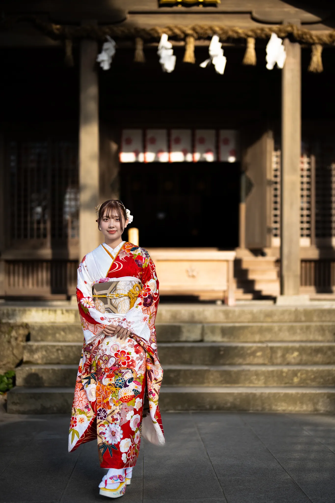 【福岡県太宰府市で家族写真撮影】姉妹の長女様の撮影でした。この日は天候にも恵まれ、紅葉に包まれた森から差し込む陽の光が、和装をより一層美しく照らしてくれました。10