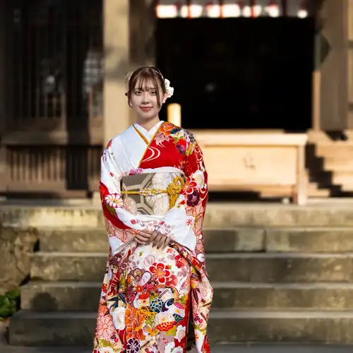 【福岡県太宰府市で成人式撮影】姉妹の長女様の撮影でした。この日は天候にも恵まれ、紅葉に包まれた森から差し込む陽の光が、和装をより一層美しく照らしてくれました。10