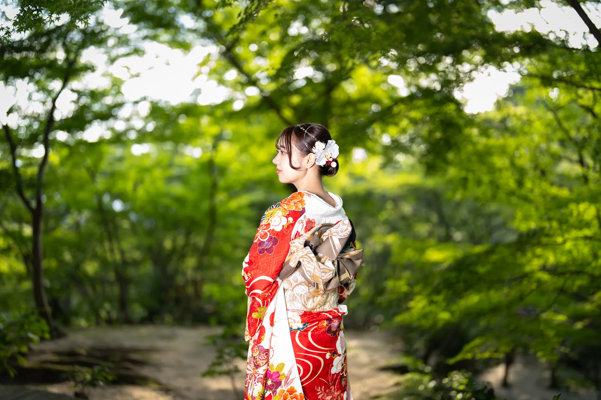【福岡県太宰府市で家族写真撮影】姉妹の長女様の撮影でした。この日は天候にも恵まれ、紅葉に包まれた森から差し込む陽の光が、和装をより一層美しく照らしてくれました。11