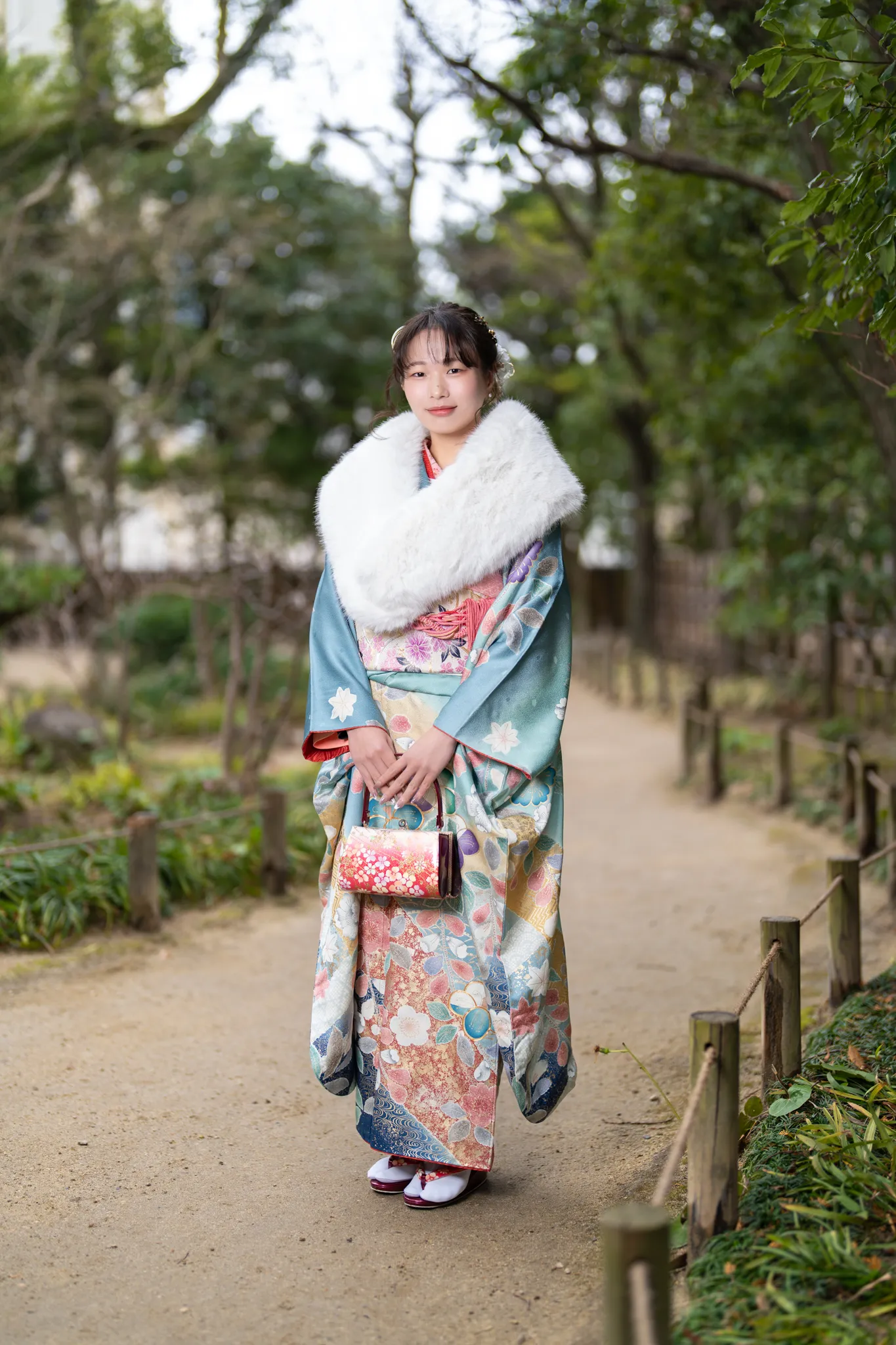 【福岡県福岡市博多区で家族写真撮影】三姉妹の長女様の撮影です。福岡市博多区の中心部に位置する楽水園は、都会の喧騒を忘れさせてくれる美しい日本庭園です。3