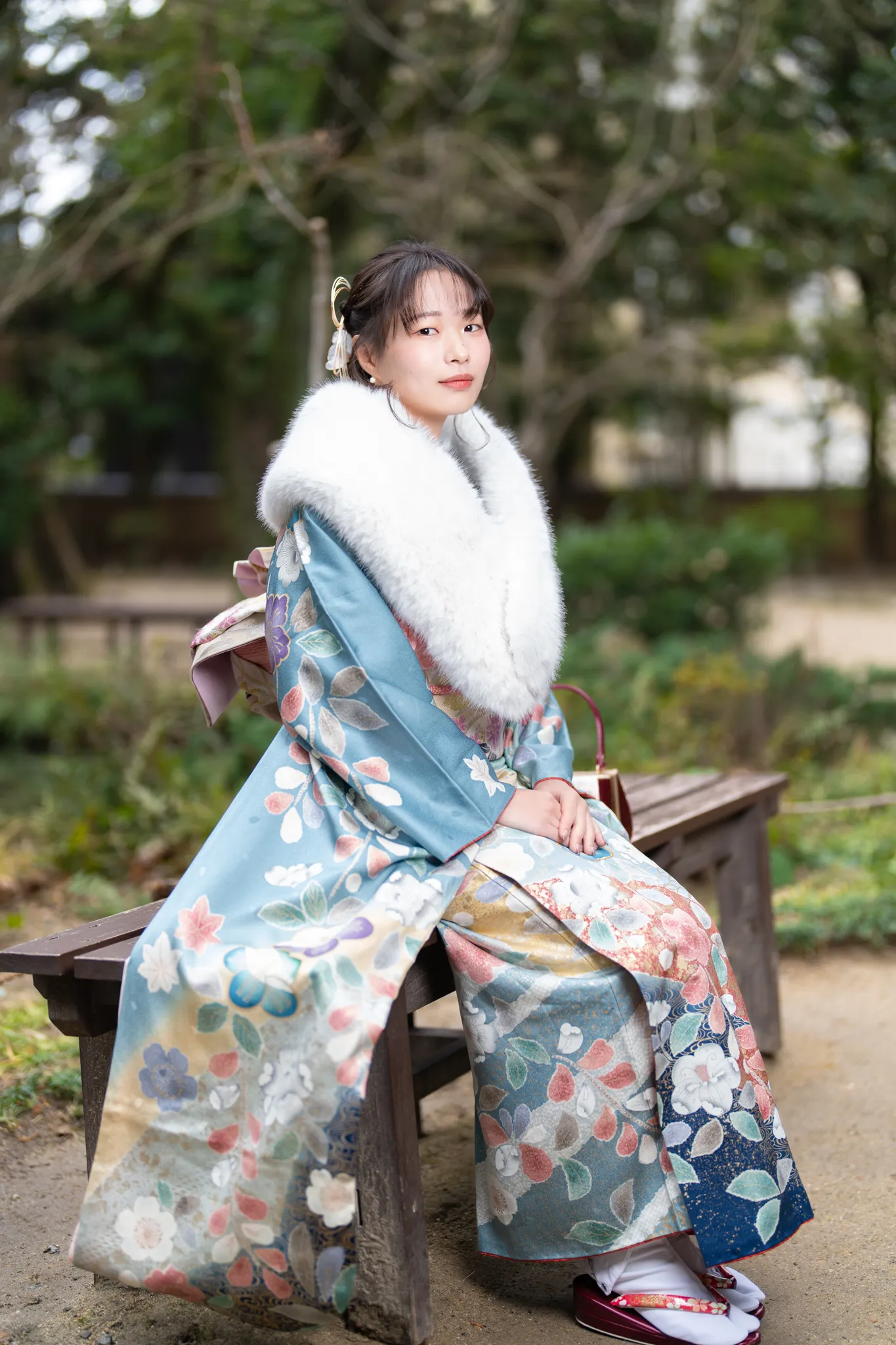 【福岡県福岡市博多区で家族写真撮影】三姉妹の長女様の撮影です。福岡市博多区の中心部に位置する楽水園は、都会の喧騒を忘れさせてくれる美しい日本庭園です。4