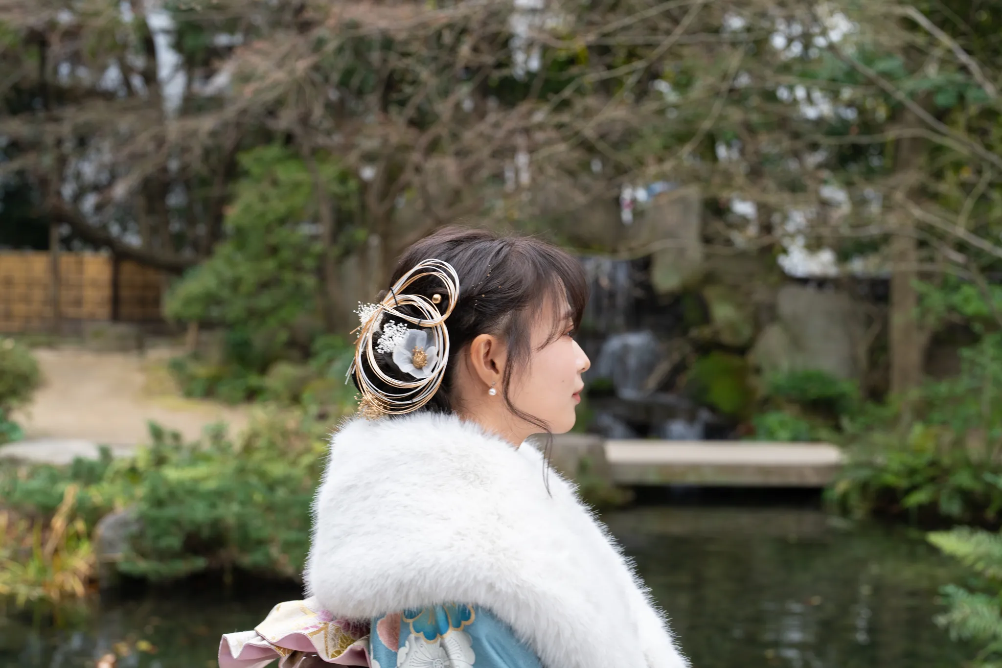【福岡県福岡市博多区で家族写真撮影】三姉妹の長女様の撮影です。福岡市博多区の中心部に位置する楽水園は、都会の喧騒を忘れさせてくれる美しい日本庭園です。6