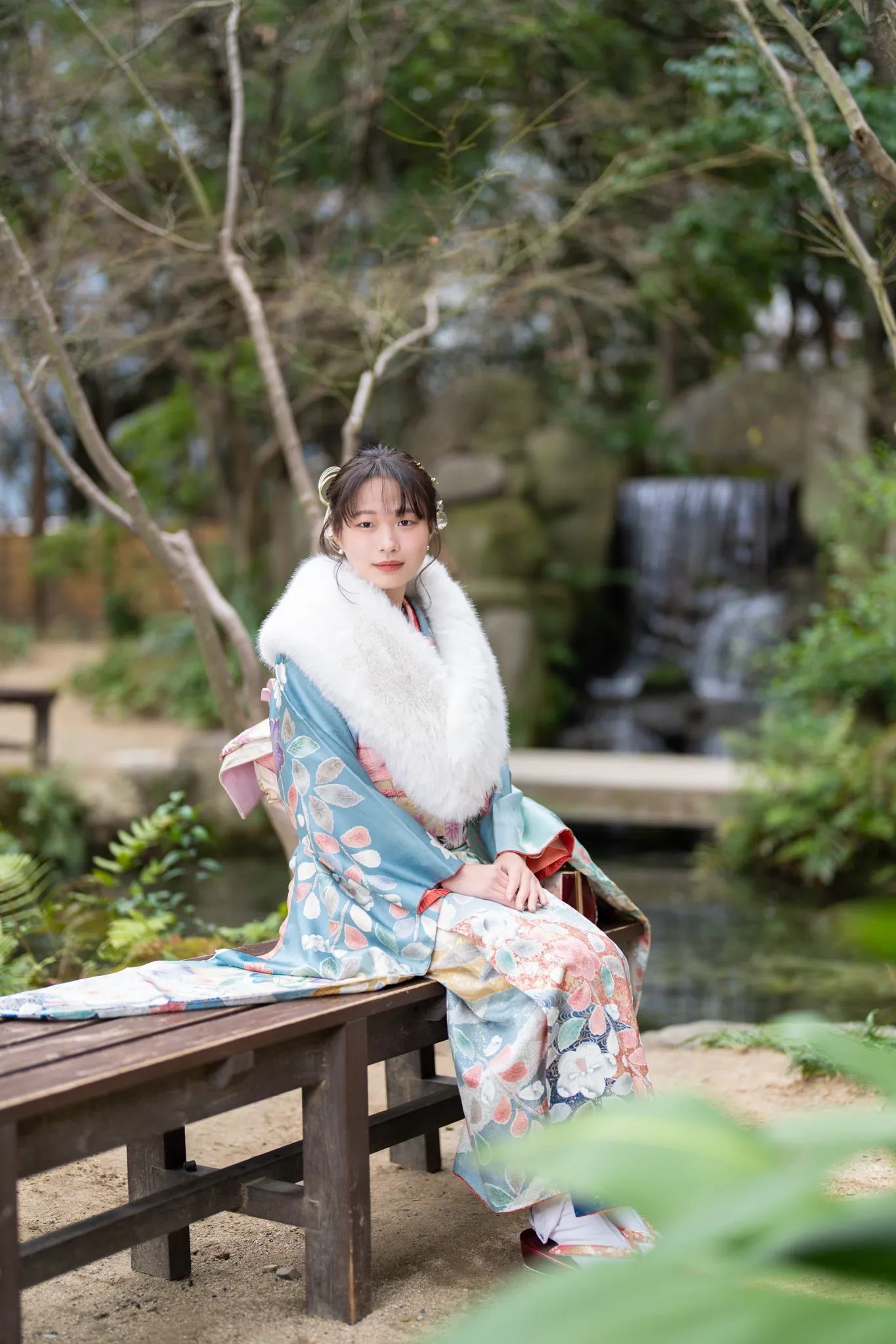 【福岡県福岡市博多区で家族写真撮影】三姉妹の長女様の撮影です。福岡市博多区の中心部に位置する楽水園は、都会の喧騒を忘れさせてくれる美しい日本庭園です。7