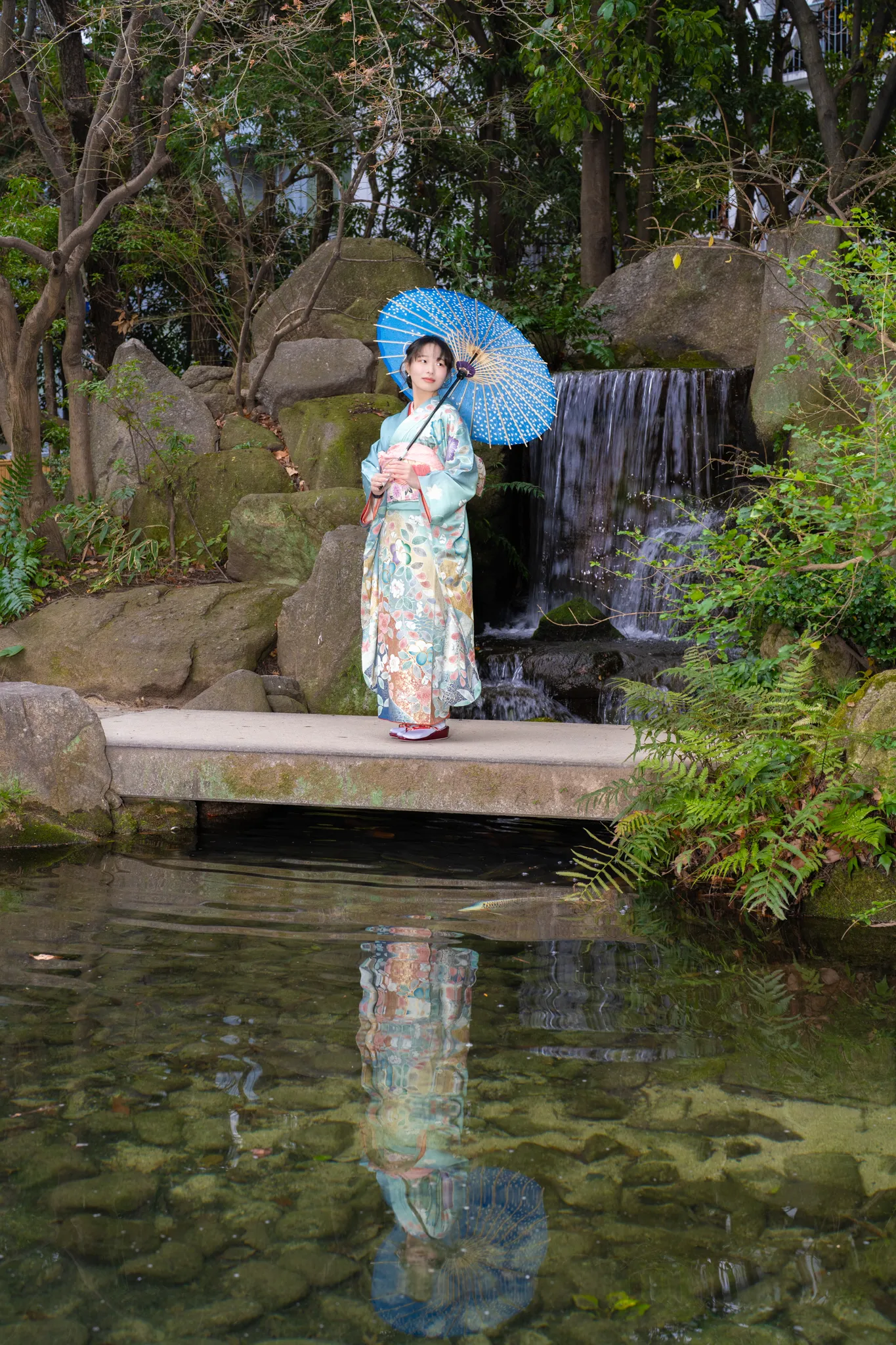 【福岡県福岡市博多区で家族写真撮影】三姉妹の長女様の撮影です。福岡市博多区の中心部に位置する楽水園は、都会の喧騒を忘れさせてくれる美しい日本庭園です。8