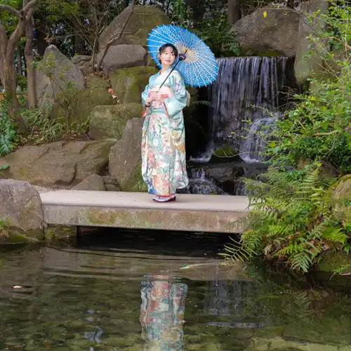 【福岡県福岡市博多区で成人式撮影】三姉妹の長女様の撮影です。福岡市博多区の中心部に位置する楽水園は、都会の喧騒を忘れさせてくれる美しい日本庭園です。8